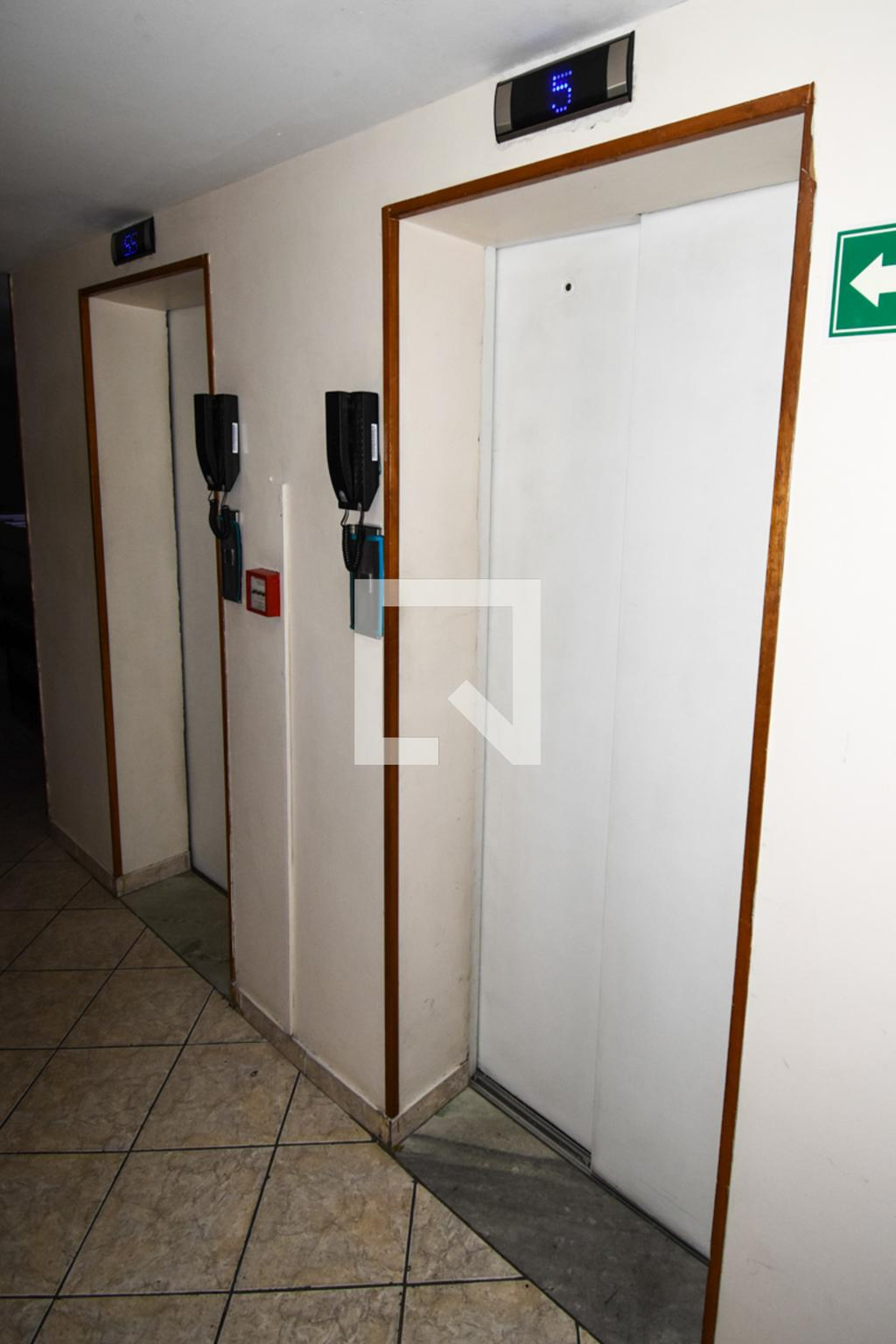 Elevador - Edifício Centro Comercial Vinte e Quatro de Maio
