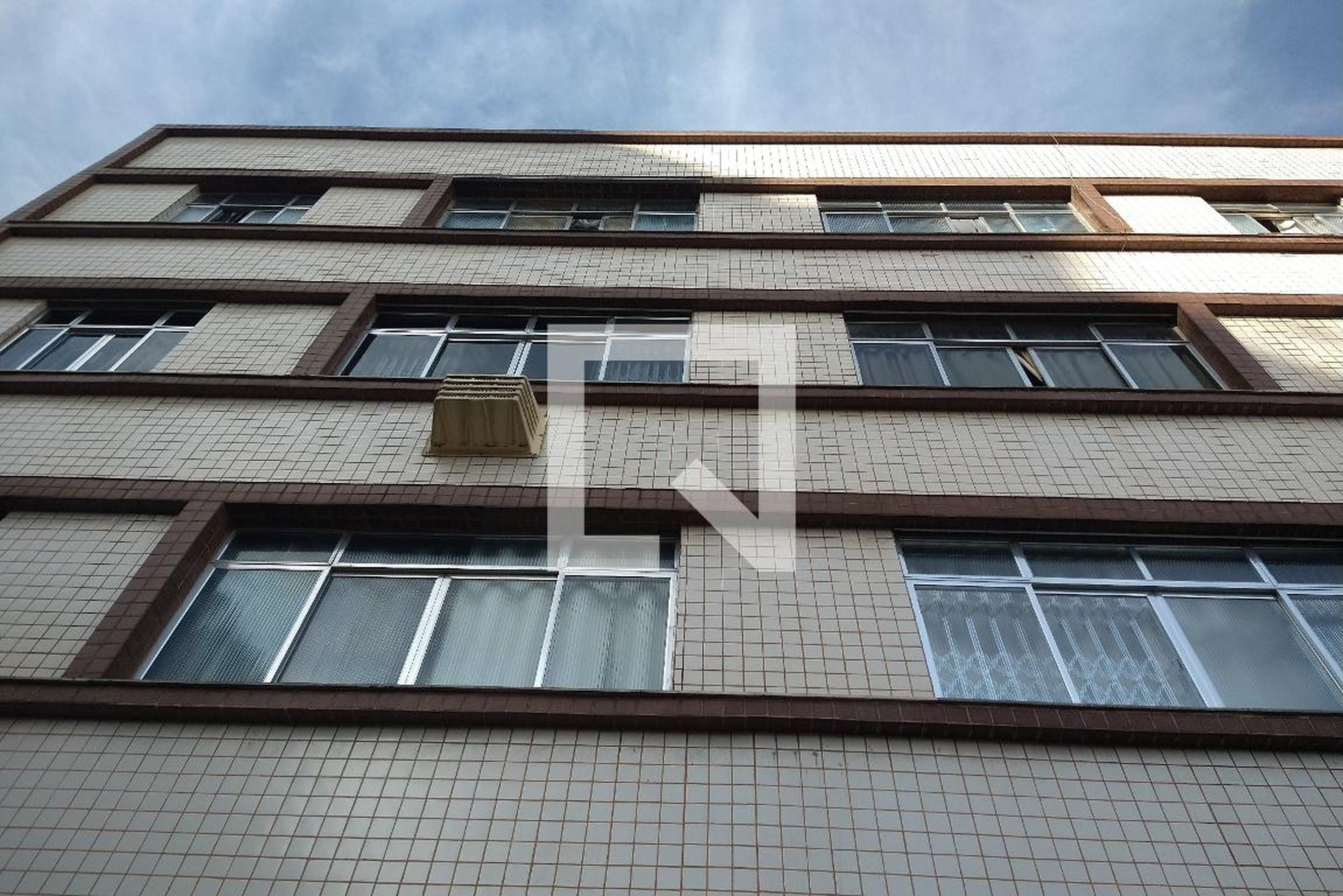 Fachada do Prédio Condomínio em Estrada do Portela, 278