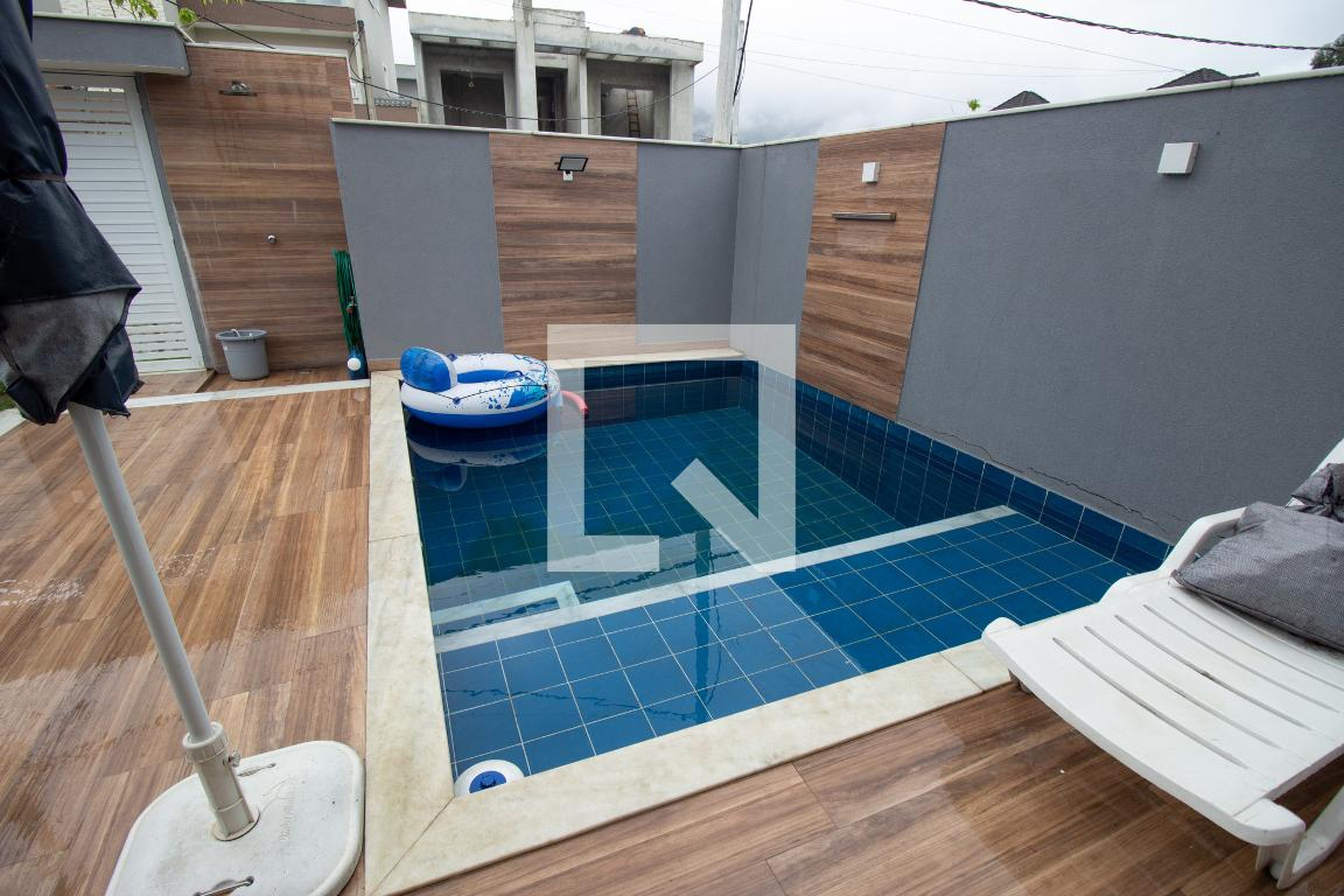 Piscina Condomínio em Rua Salomão Malina, 40