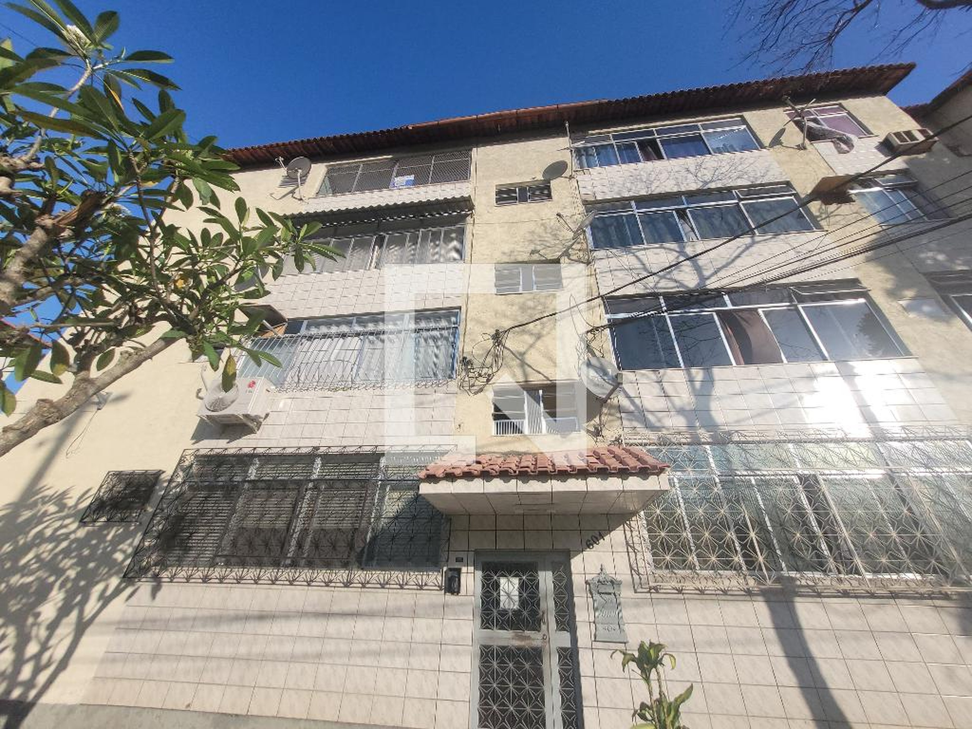 Fachada Condomínio em Rua Santa Camila Pia, 601