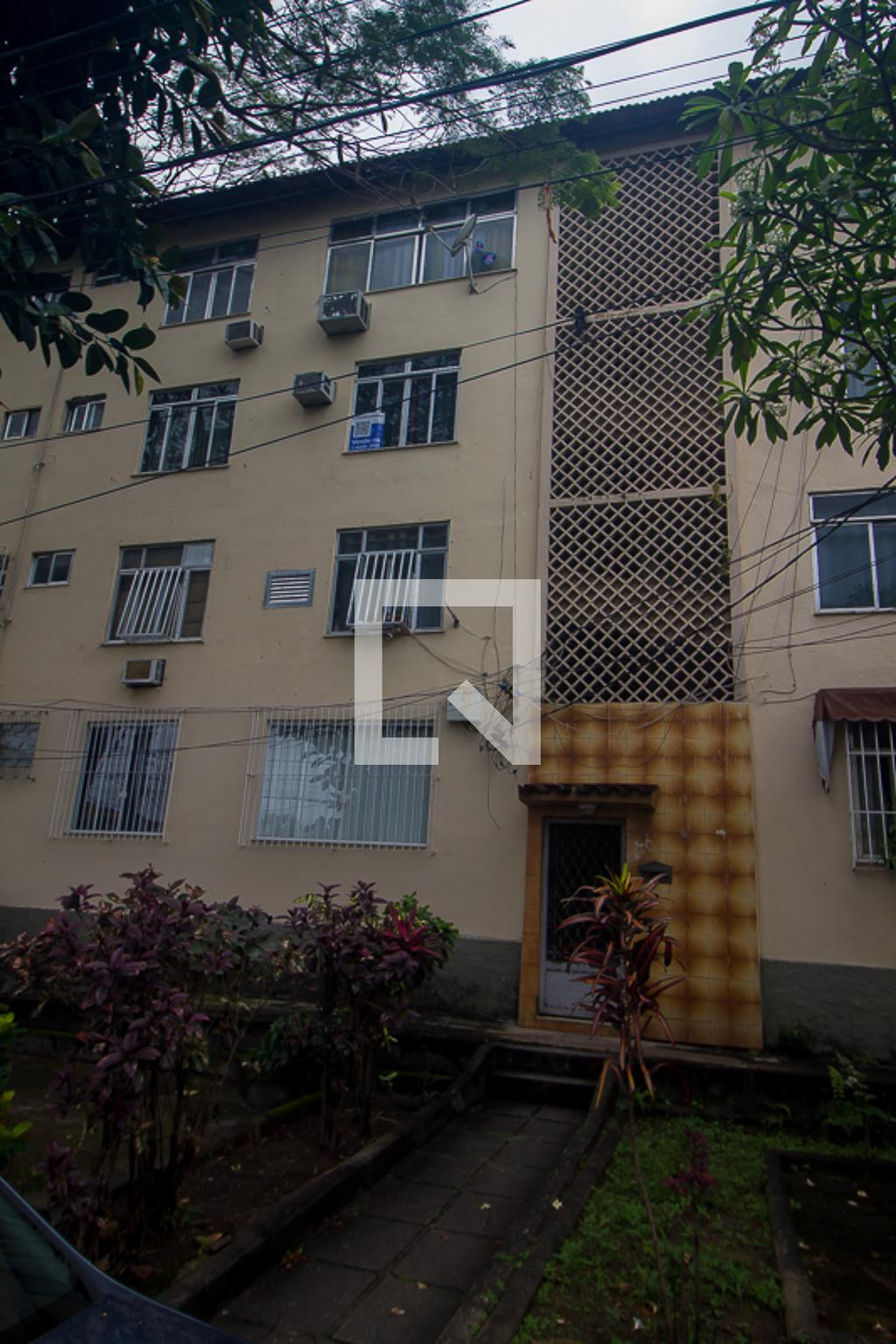 Fachada Condomínio em Rua Volta Grande, 6