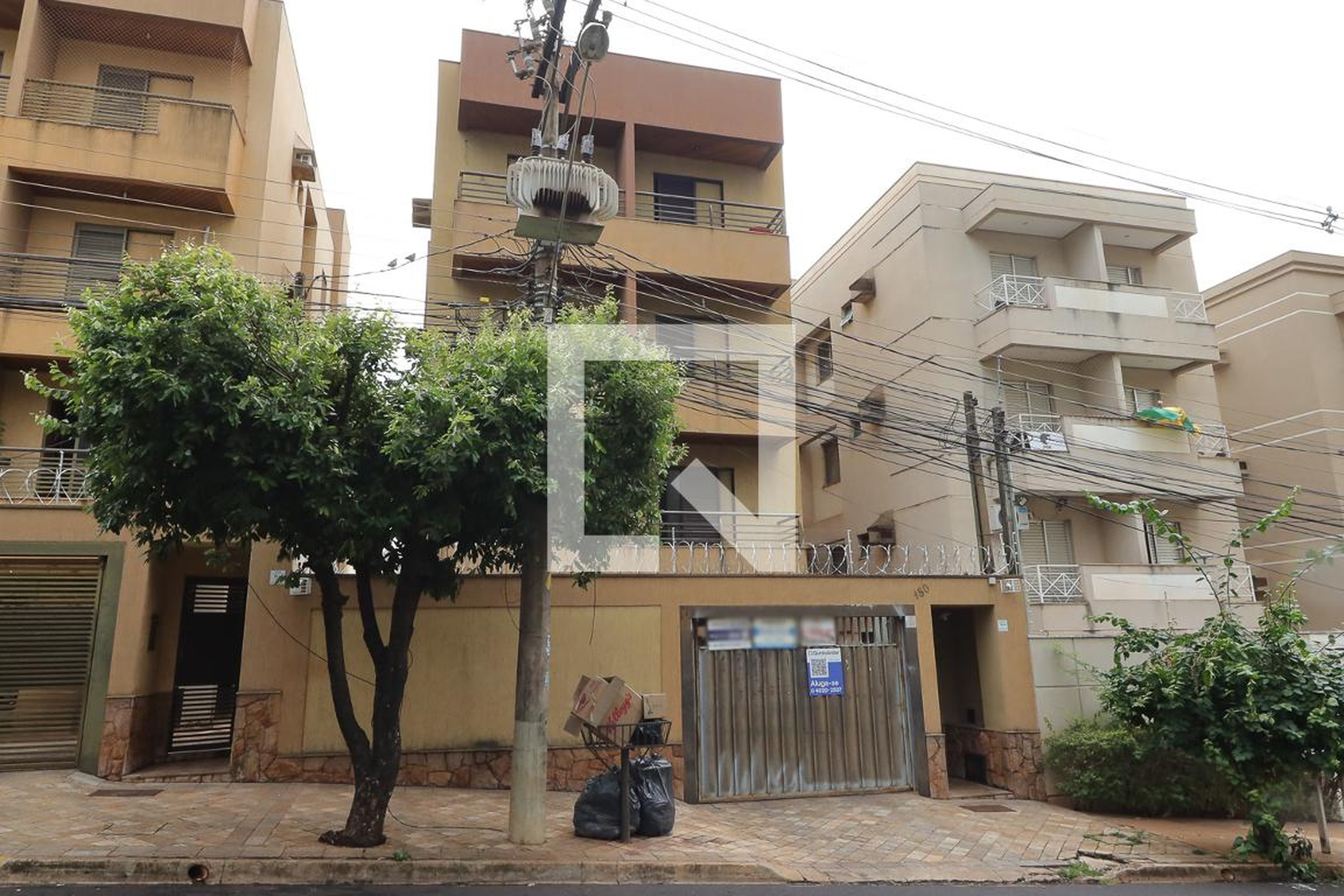 Fachada Condomínio em Rua Eugênio Rocha Filho, 18