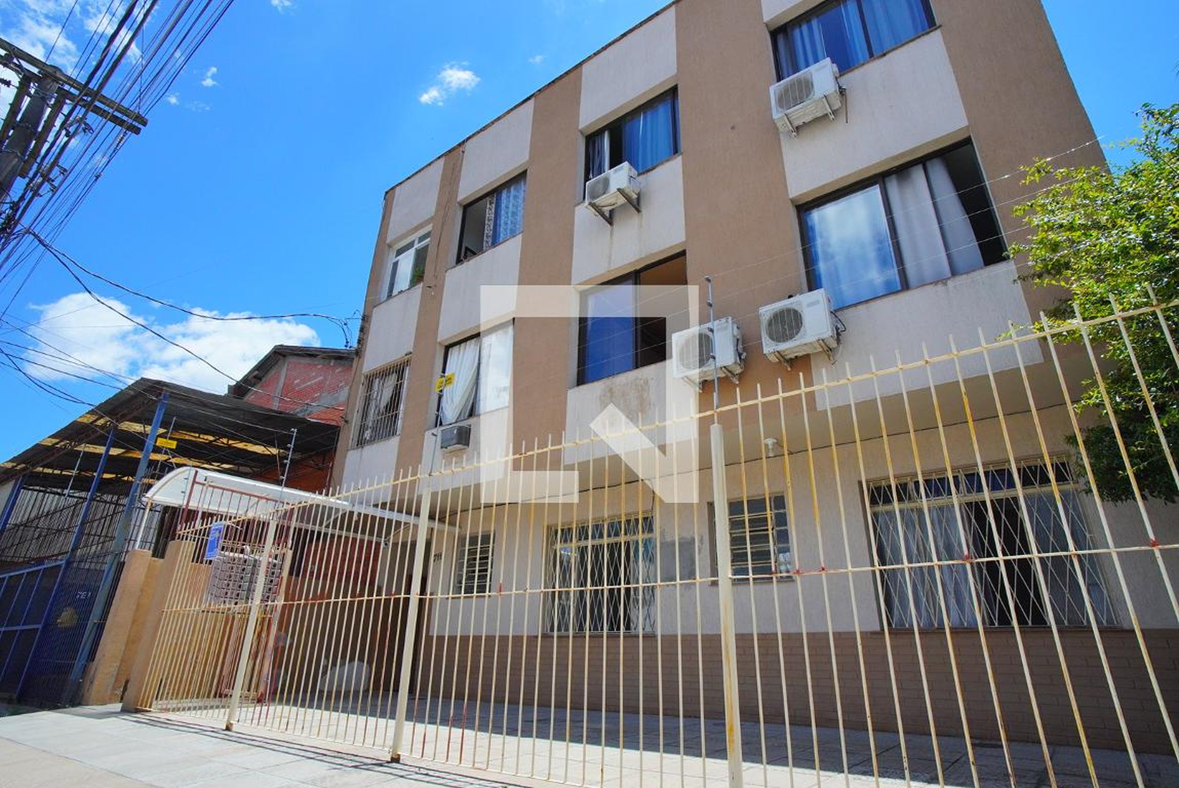 Fachada Condomínio em Rua Pereira Pinto, 711