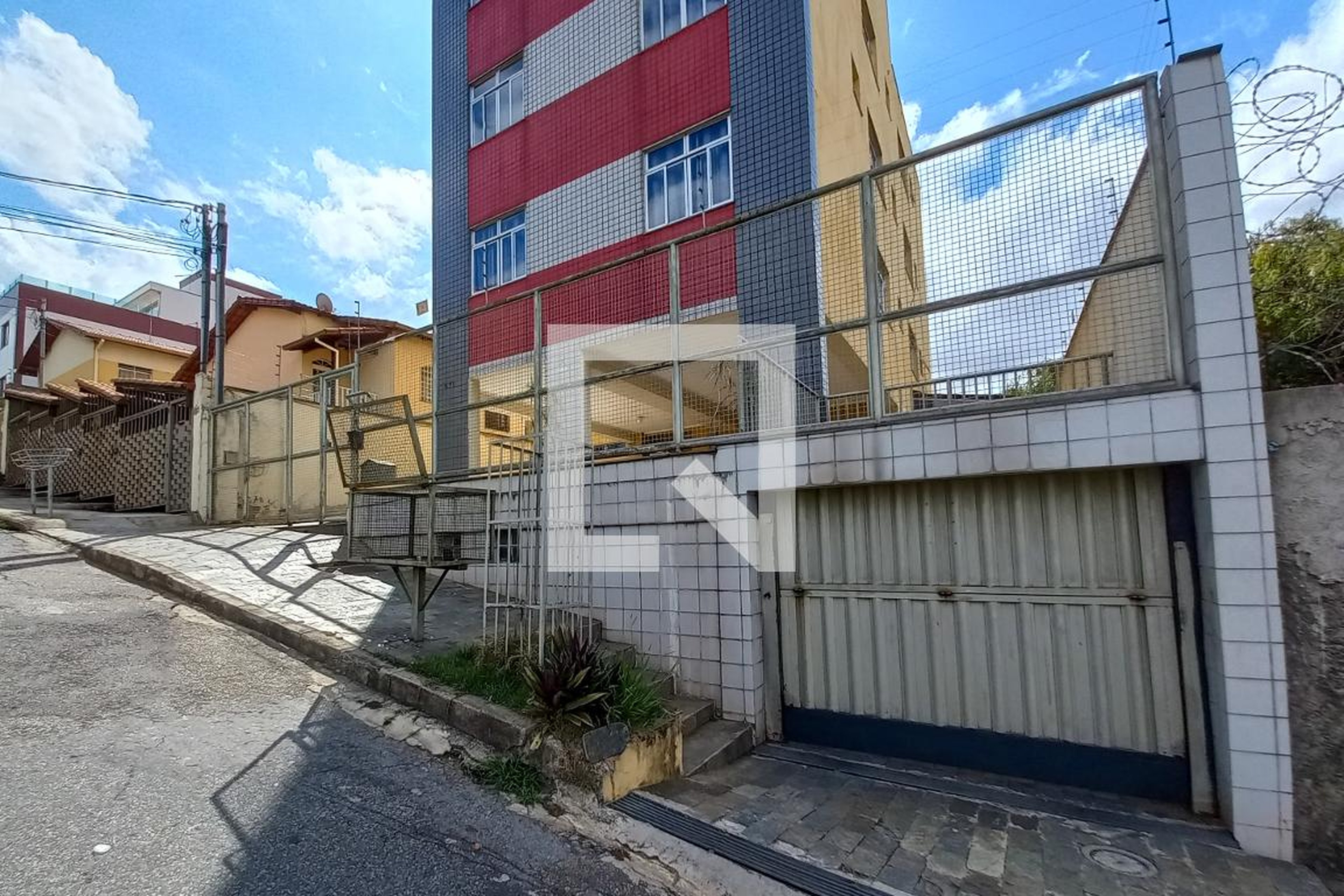 Fachada Condomínio em Rua Laura Brito Farias, 571