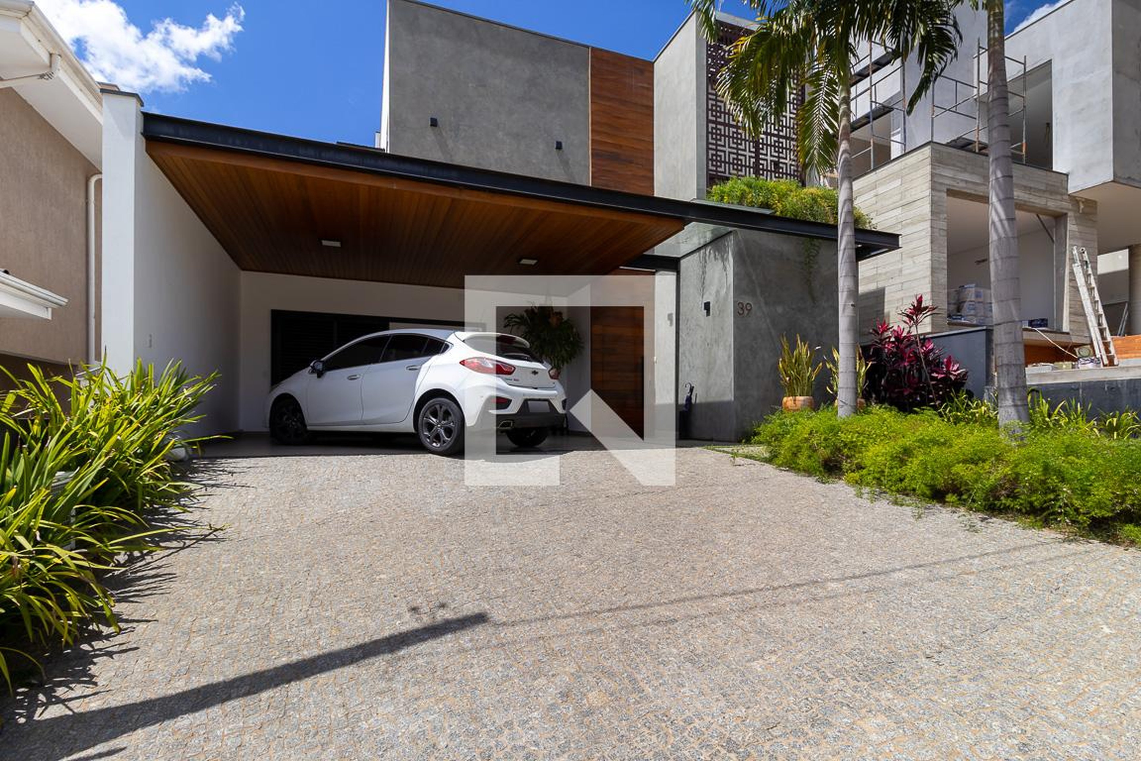 Fachada Condomínio em Rua James Marcelo Bassan, Condo Lauez