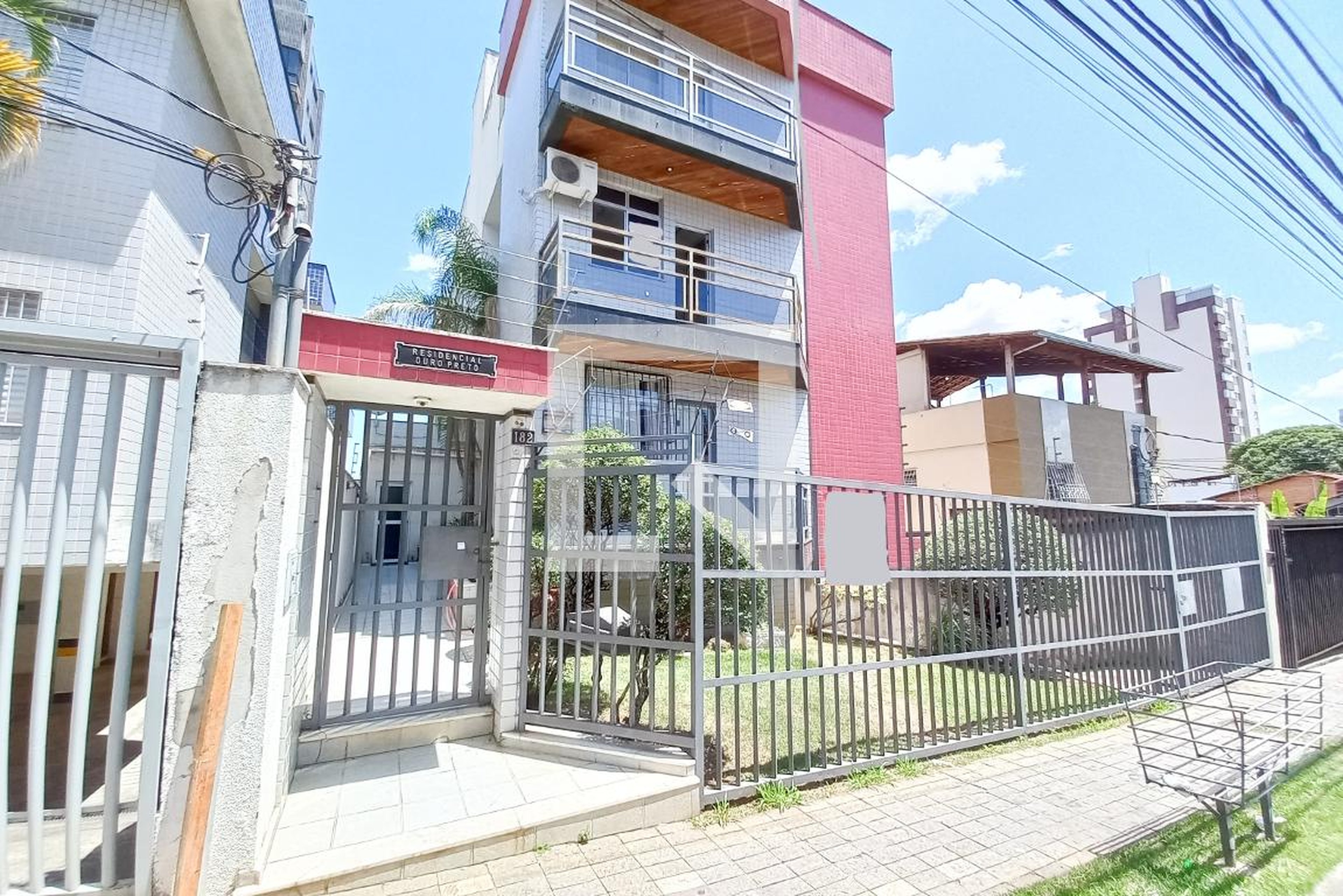 Fachada Condomínio em Rua Desembargador Pedro Licínio, 182