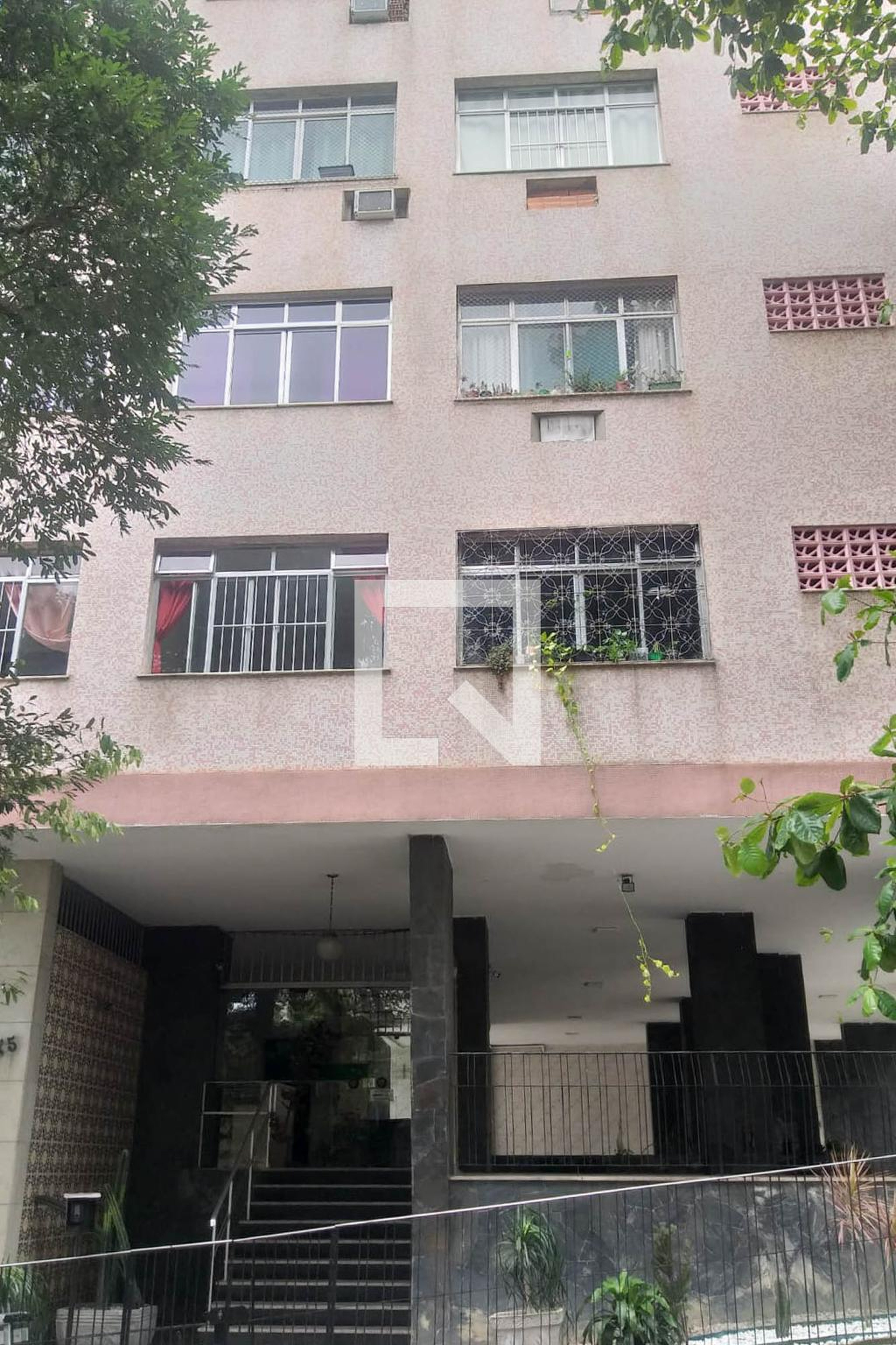 Fachada Condomínio em Rua Correa Méier, 75