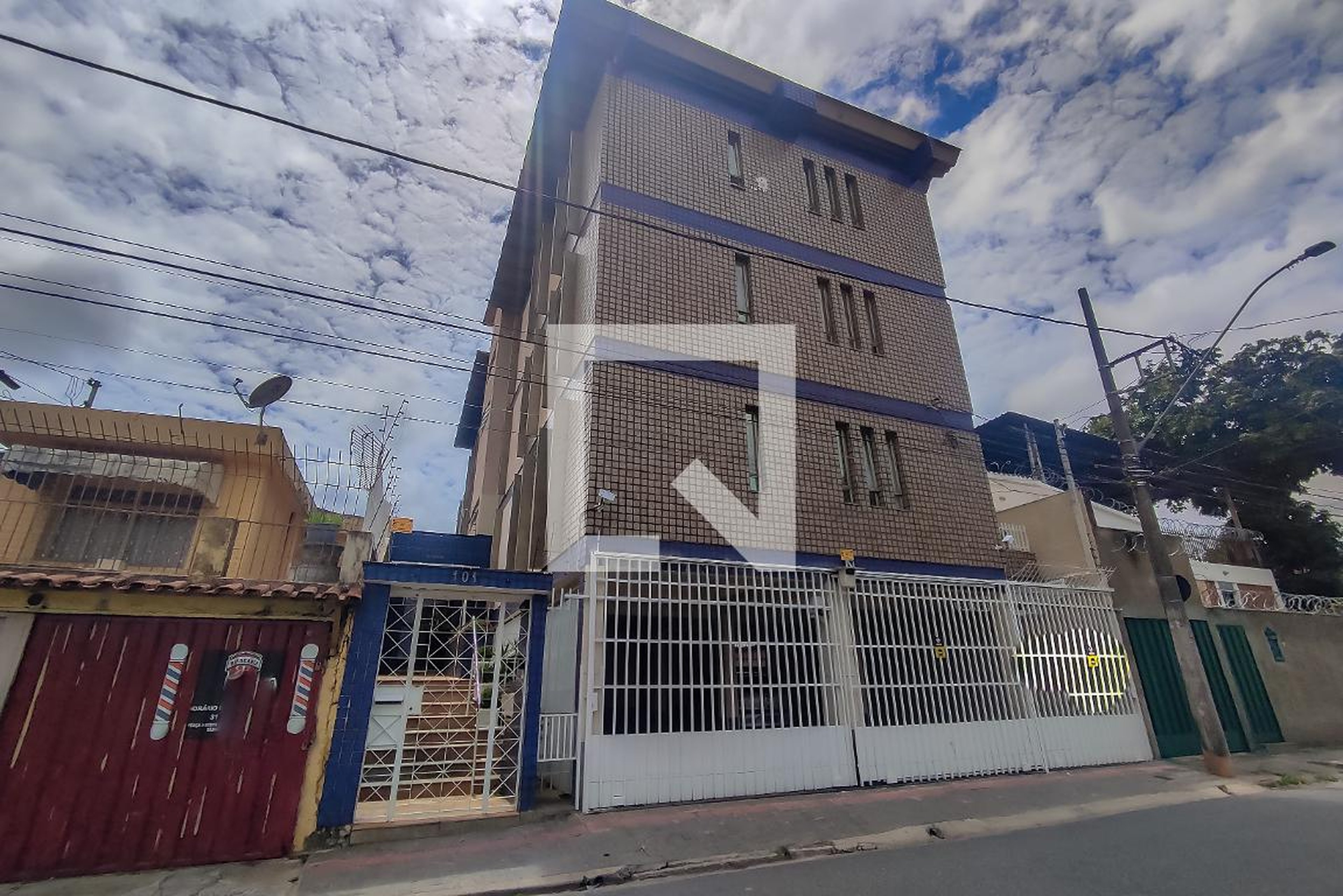 Fachada Condomínio em Rua Cônego Pinheiro, 101