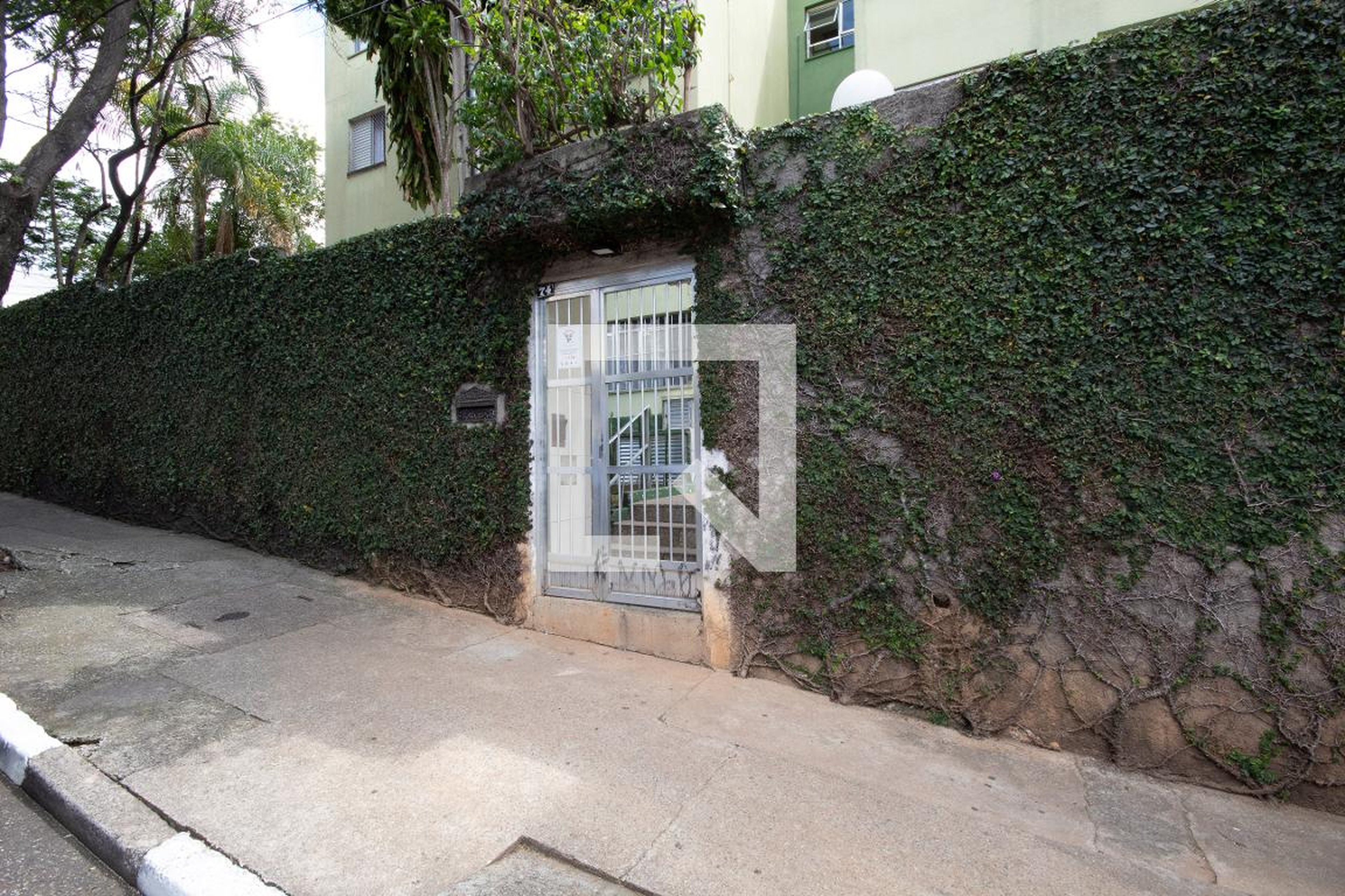 Fachada Condomínio em Rua Cajueiro, 74