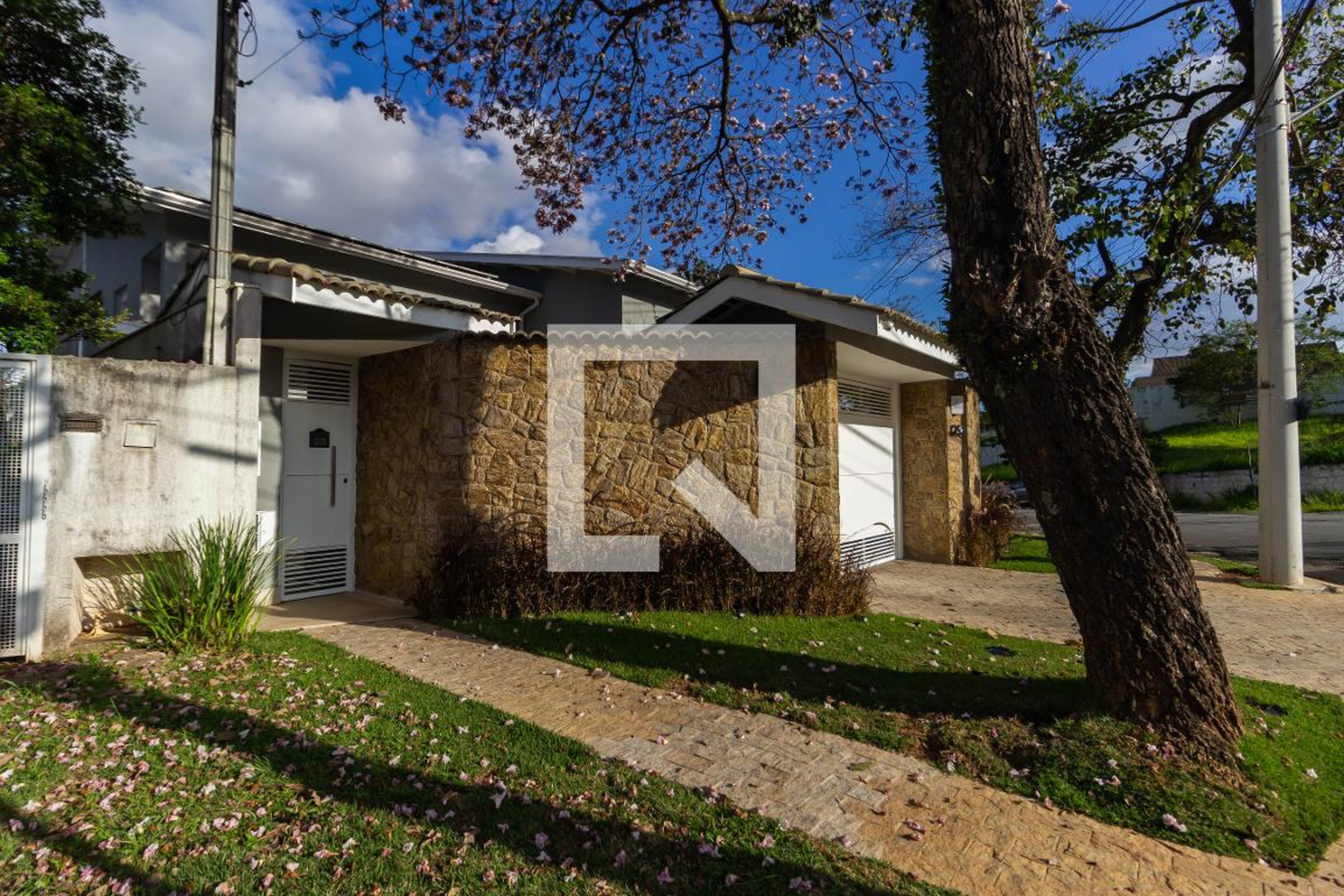 Fachada Condomínio em Avenida Francisco de Assis Dinis, 353