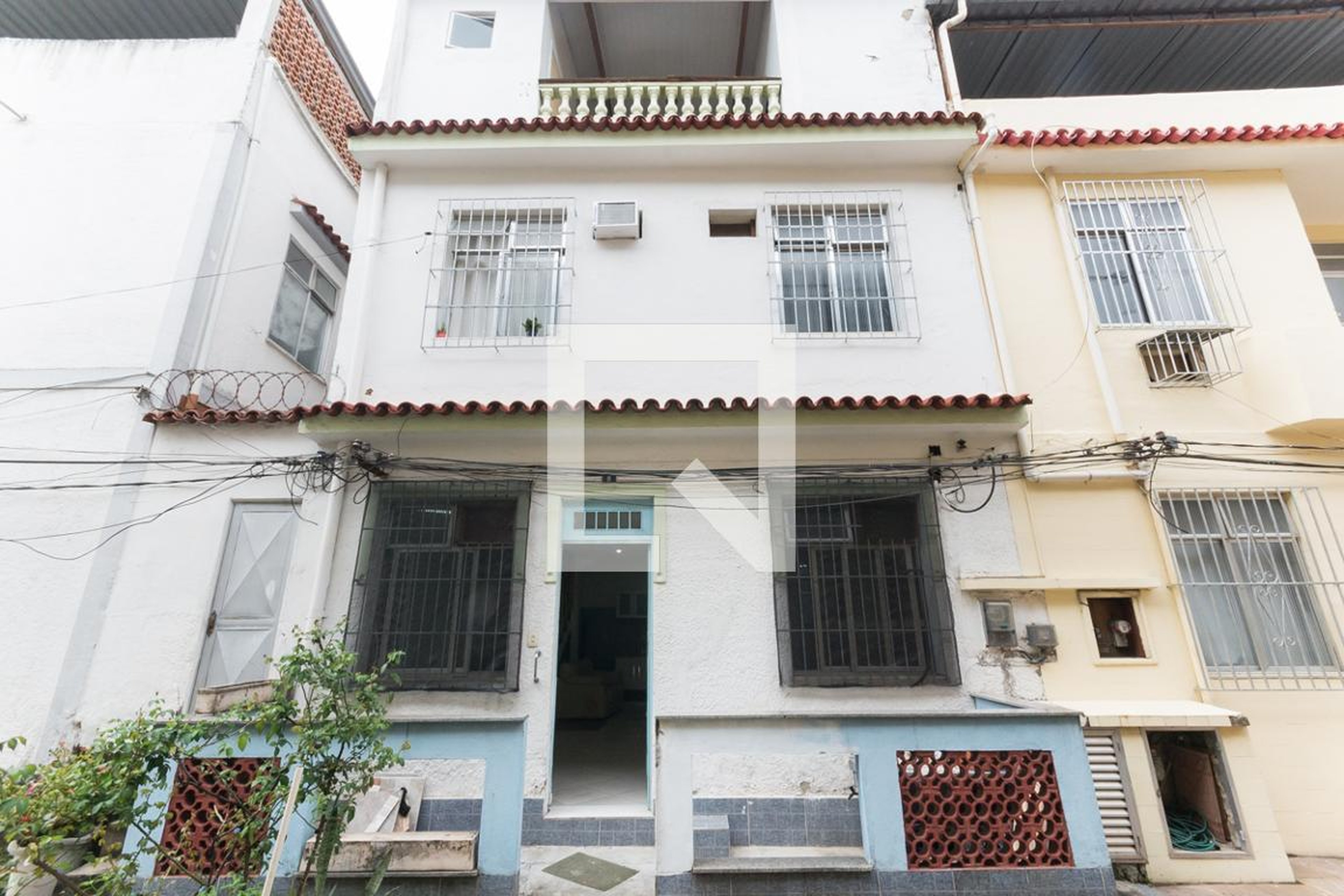 Fachada Condomínio em Rua Doná Cecília, 16