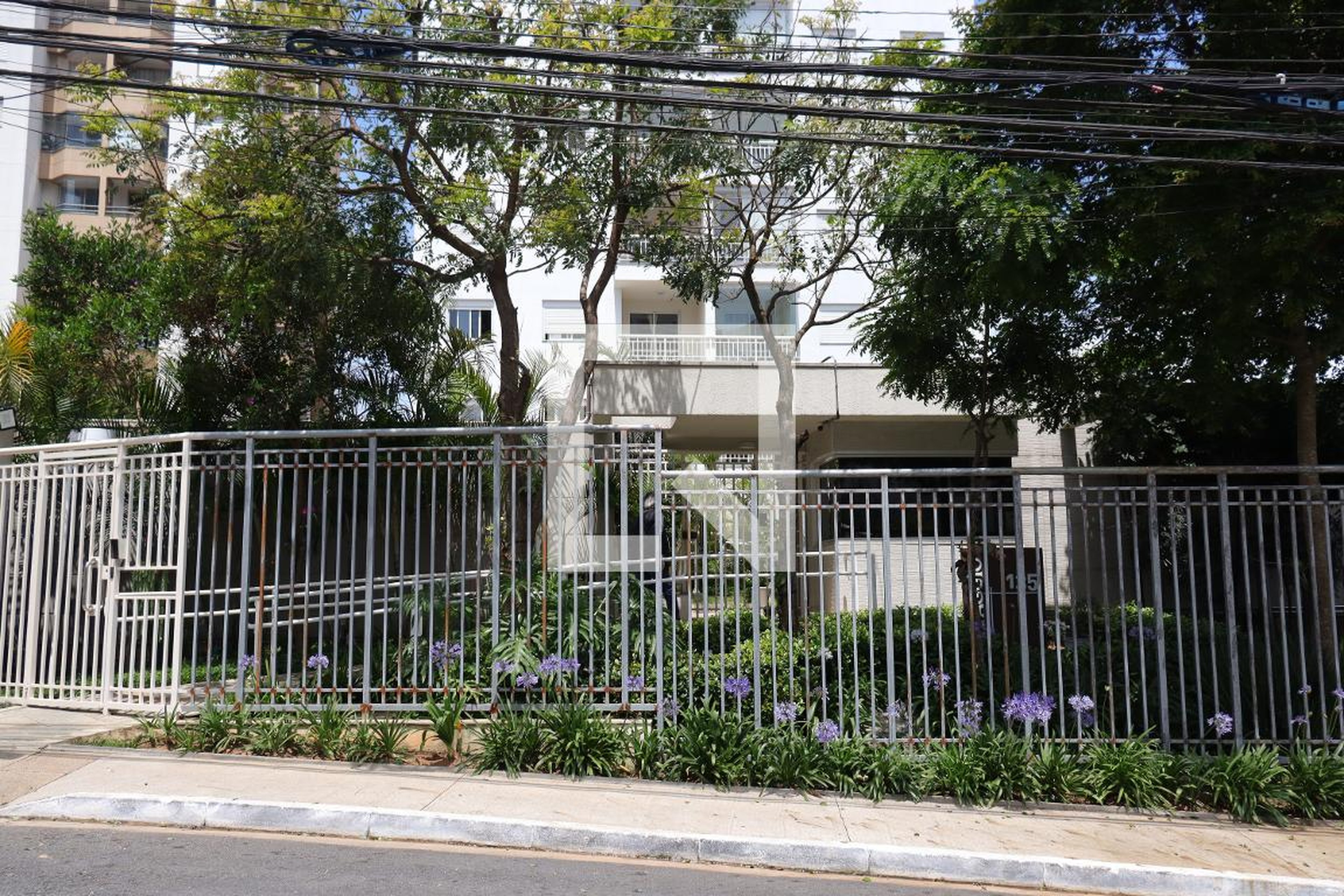 fachada Condomínio em Rua Lucrécia Maciel, 190