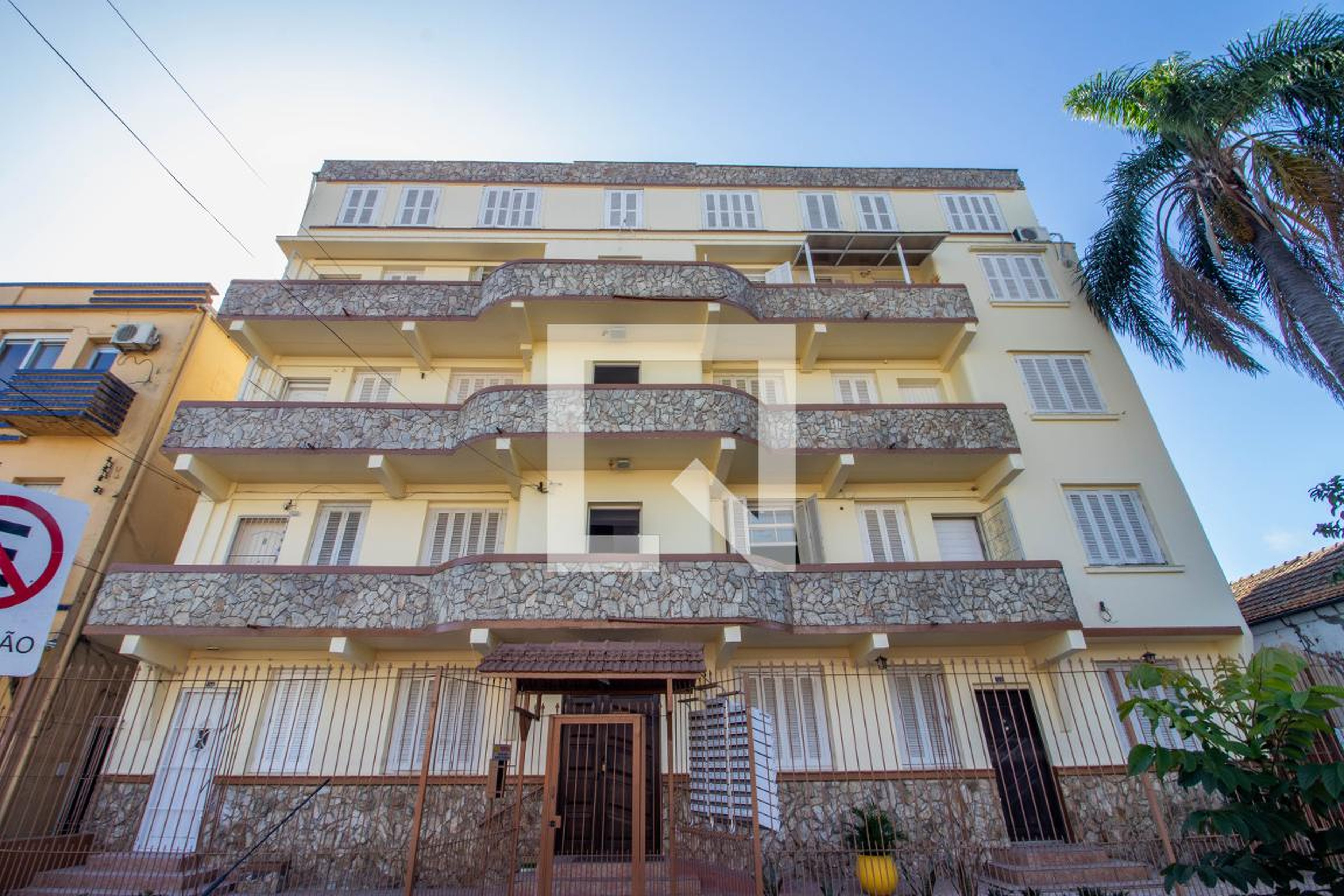 Fachada Condomínio em Rua Moura Azevedo, 156