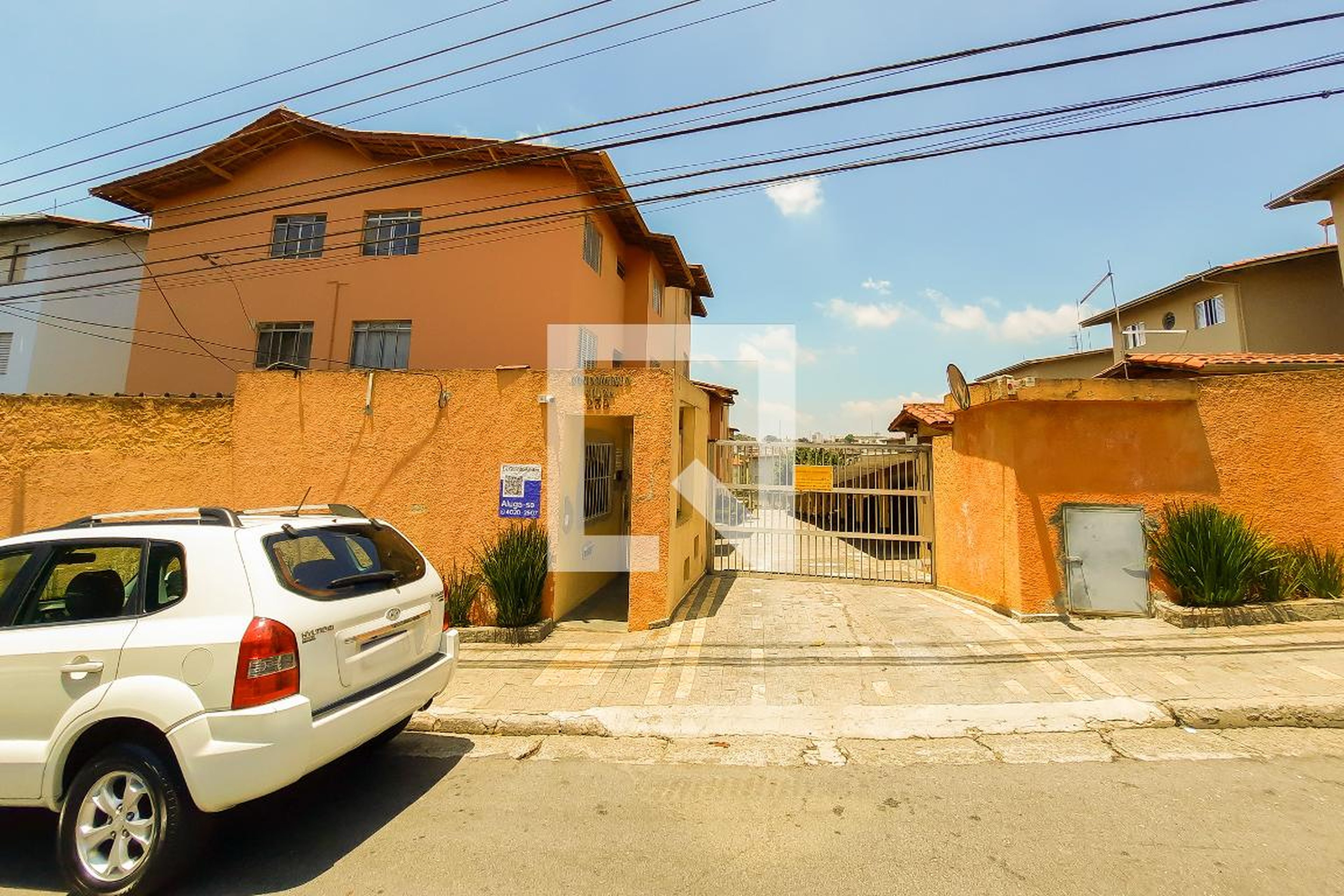 Fachada do Condomínio Condomínio Suiza