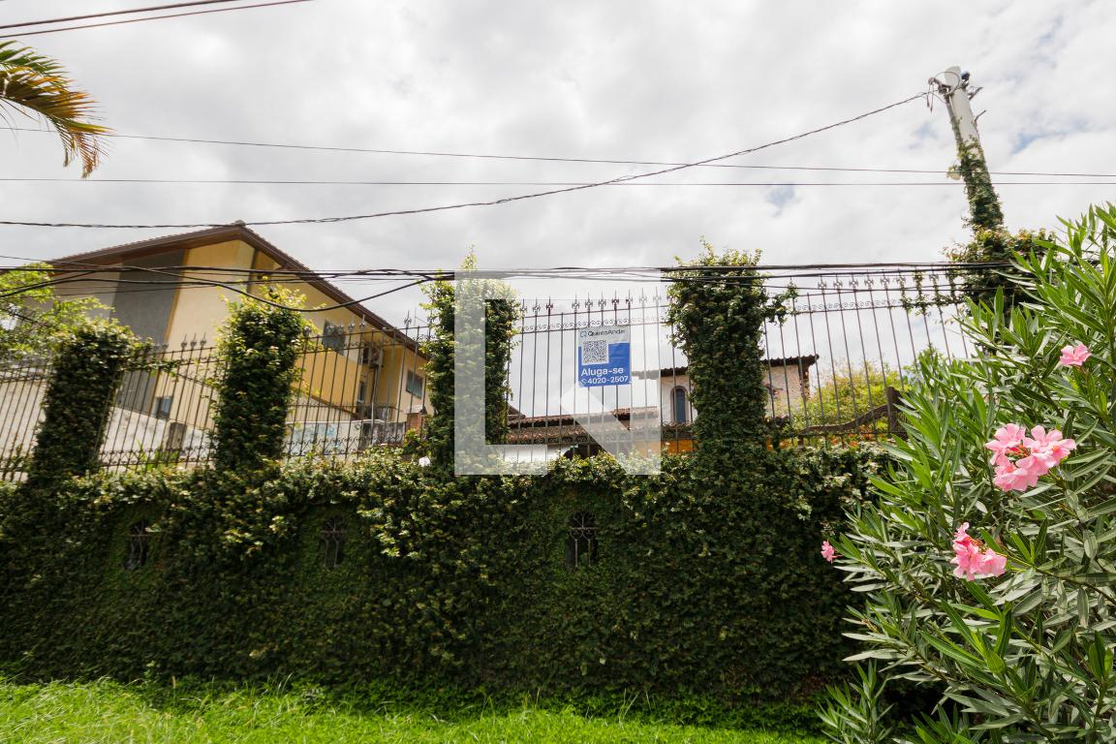 Fachada Condomínio em Rua Pau Marfim, 203