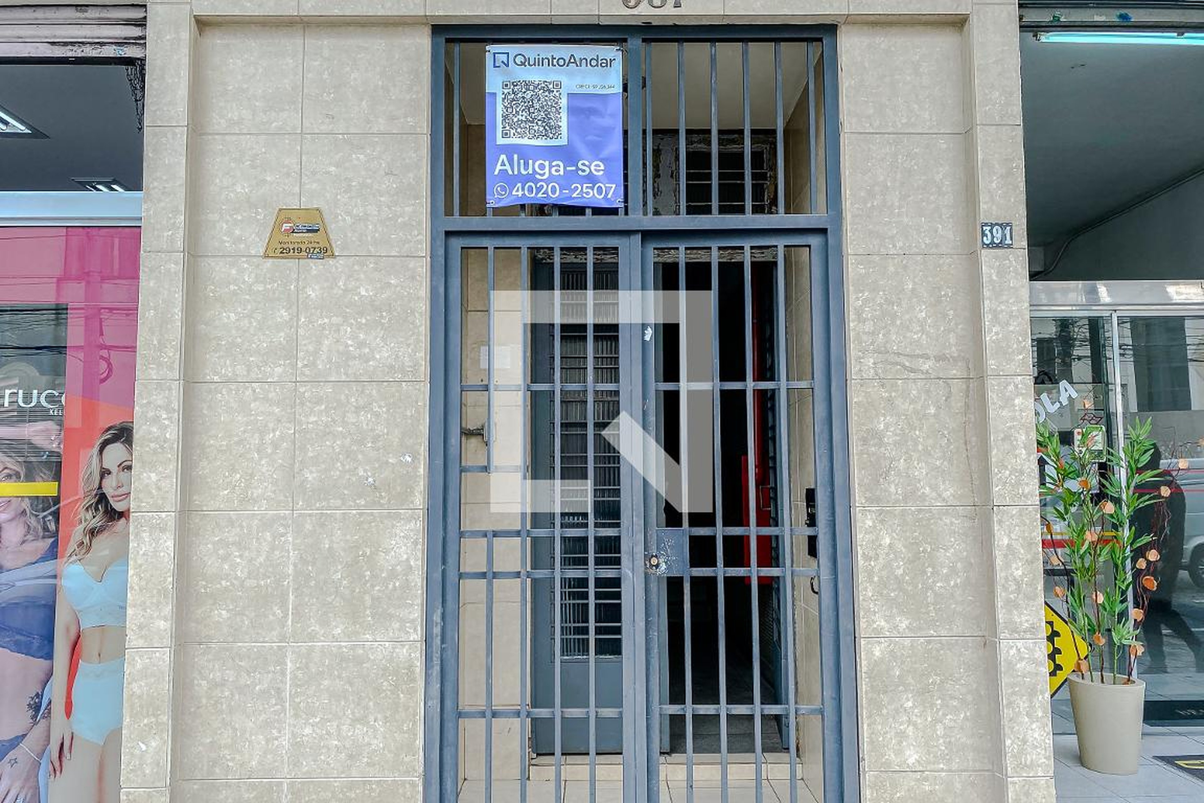 Fachada Condomínio em Rua Doutor Carlos Botelho, 387