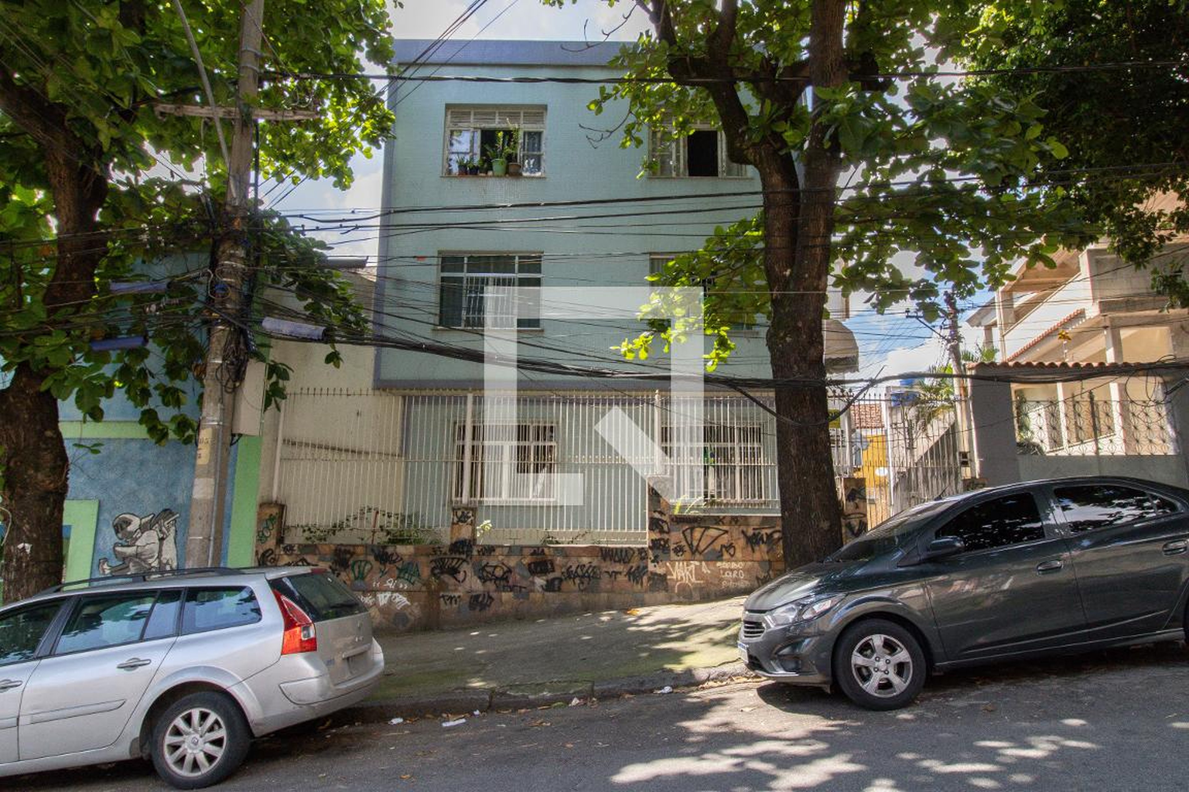 Fachada Condomínio em Rua Roberto Silva, 157