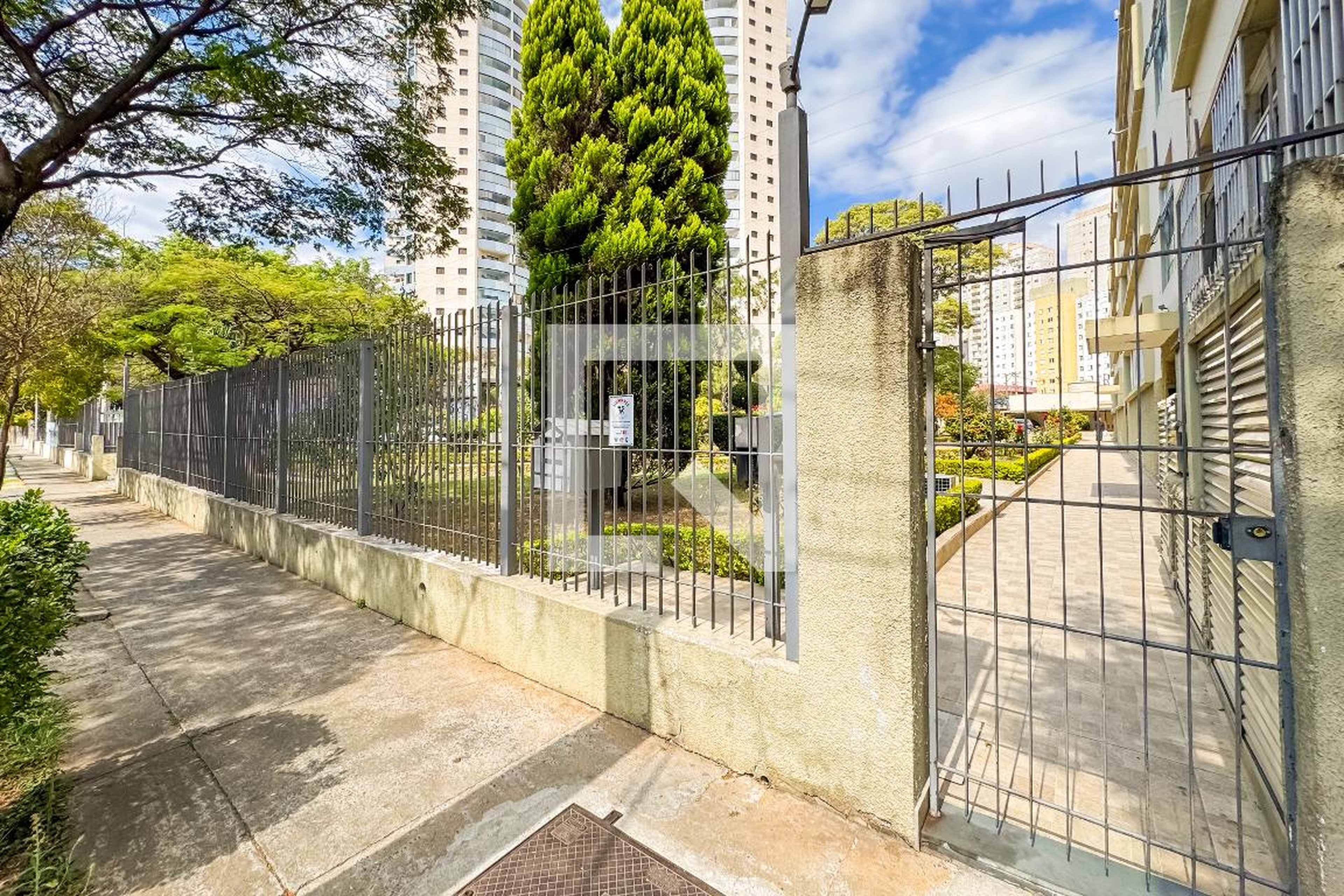 Fachada Condomínio em Rua Professor Demóstenes B. Figueira Marques, 20