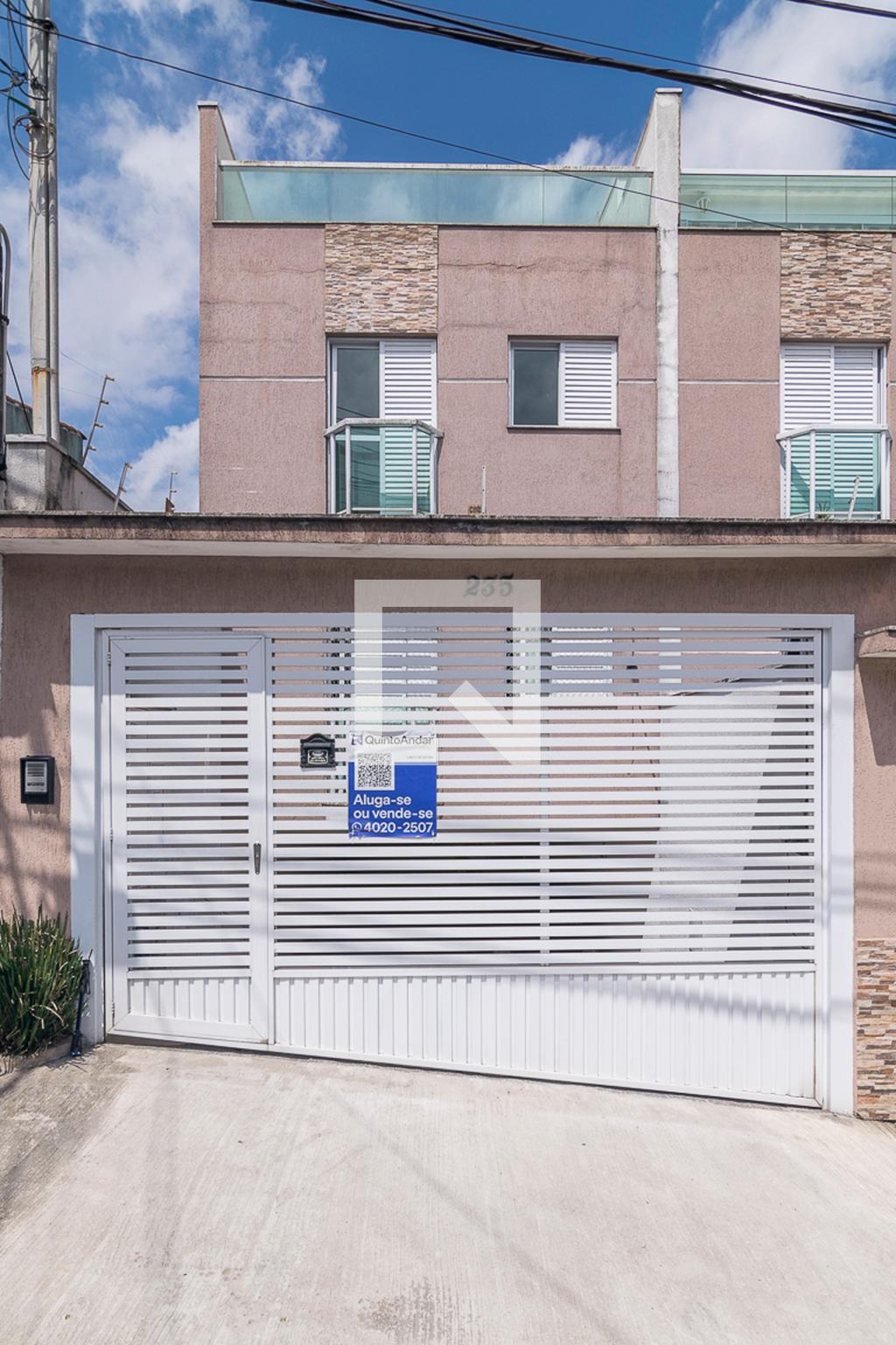 Fachada Condomínio em Rua Lucélia, 235