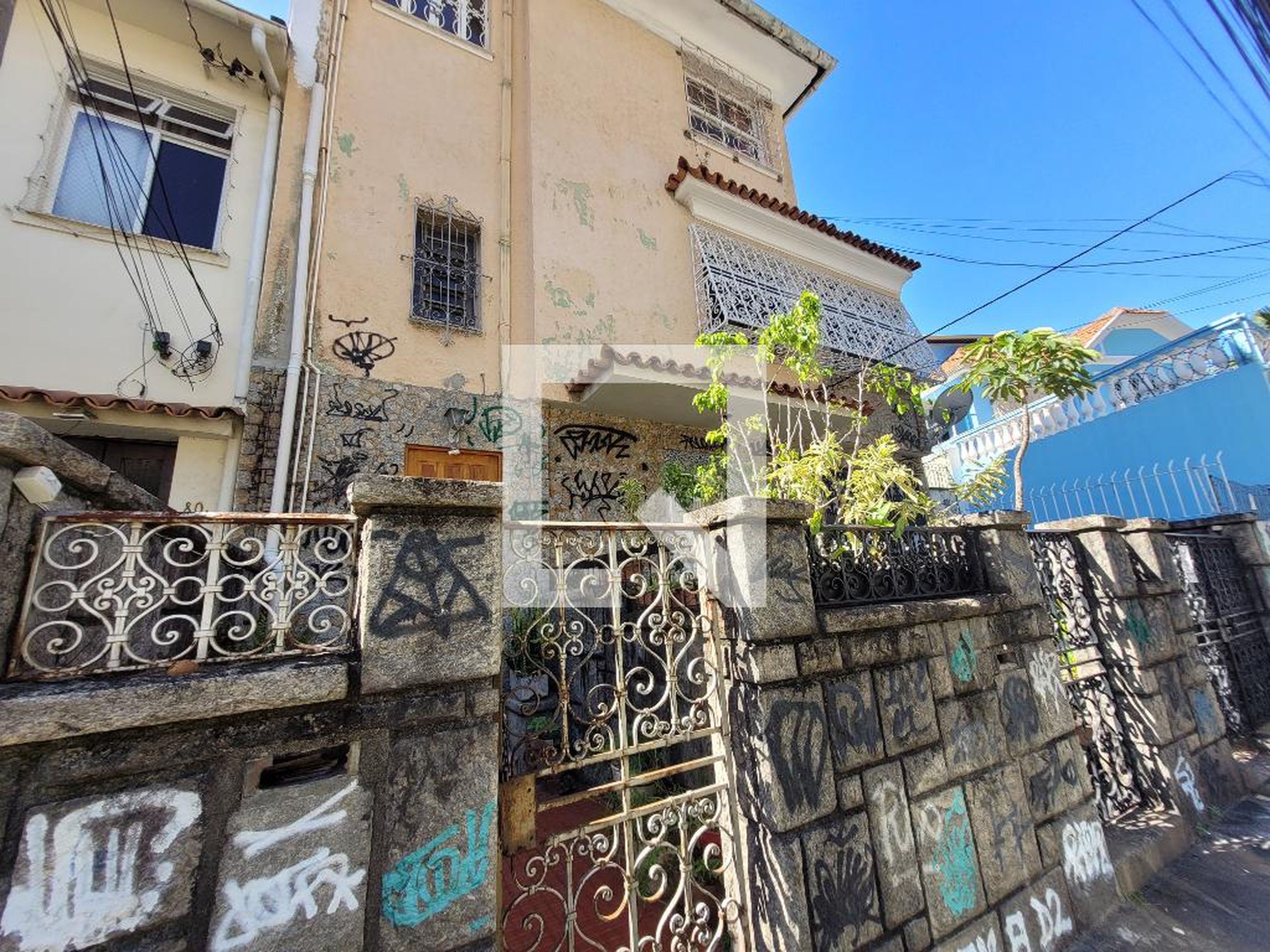 Fachada Condomínio em Rua Clemente Falcão, 76