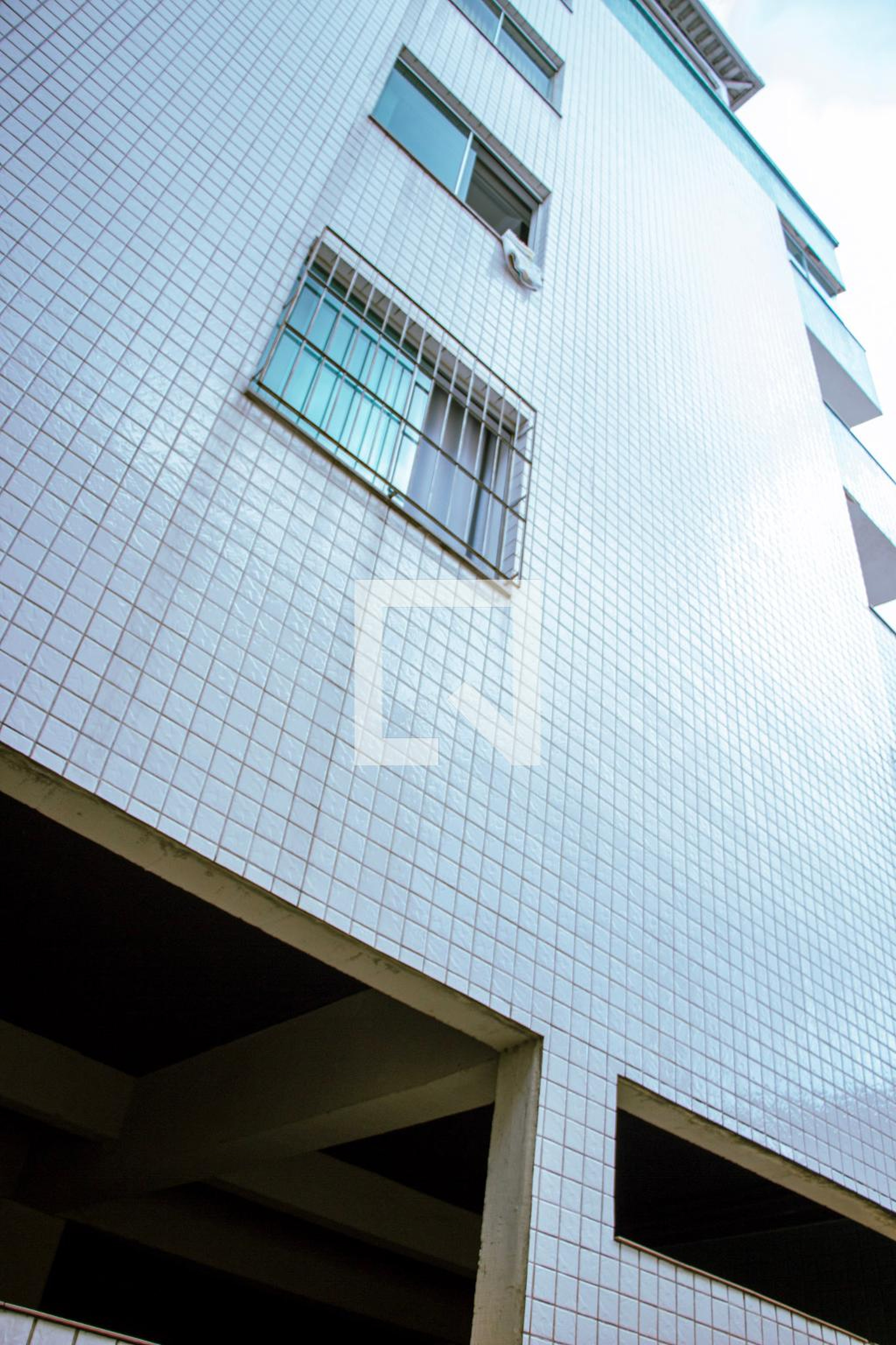 Fachada do Prédio Condomínio em Rua Ipuera, 81