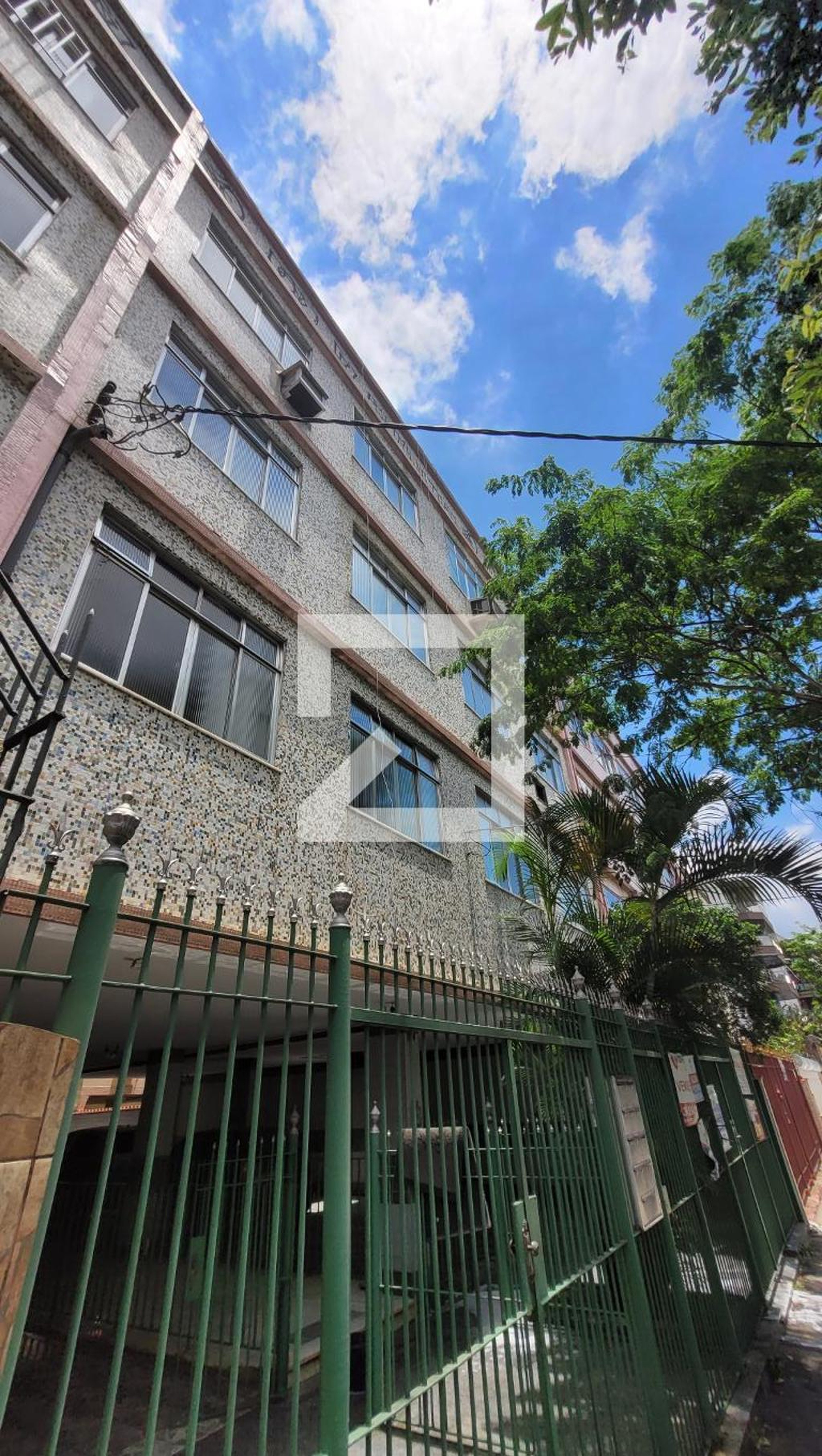 Fachada Condomínio em Rua Engenheiro Coriolano Góes, 27