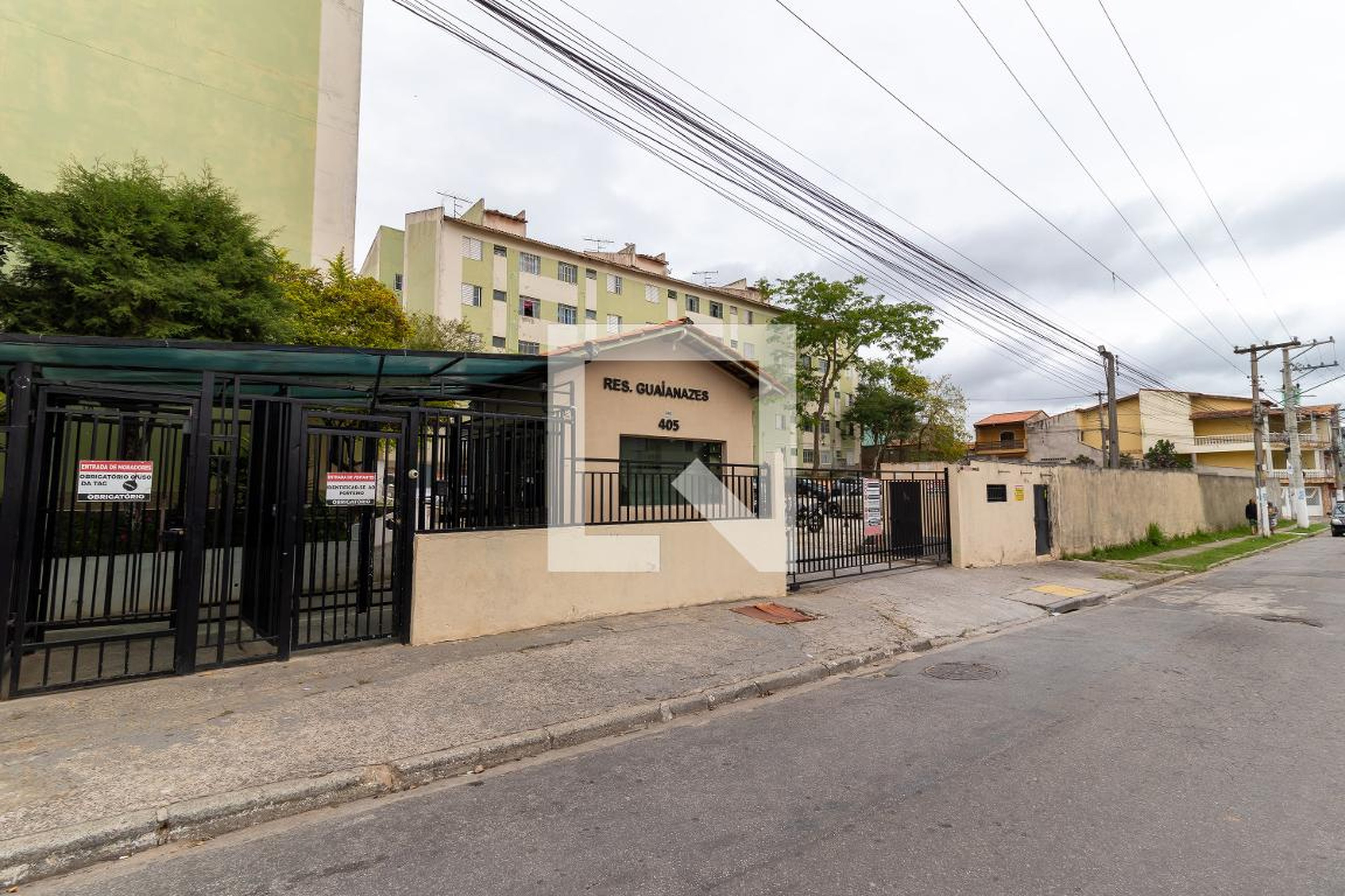 Fachada Condomínio em Rua Cláudio Manoel da Costa, 405