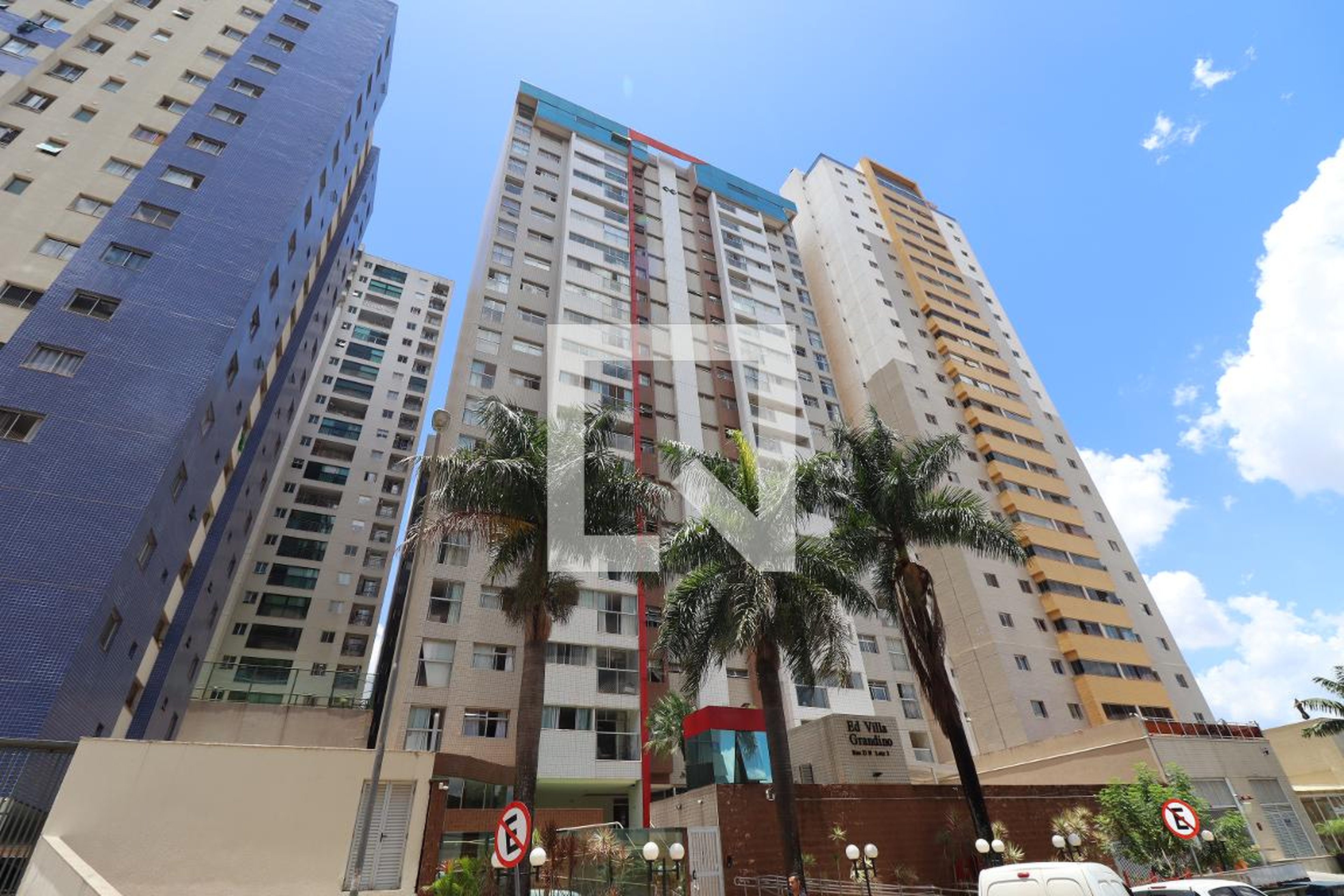 Fachada Condomínio em Rua 21, 3