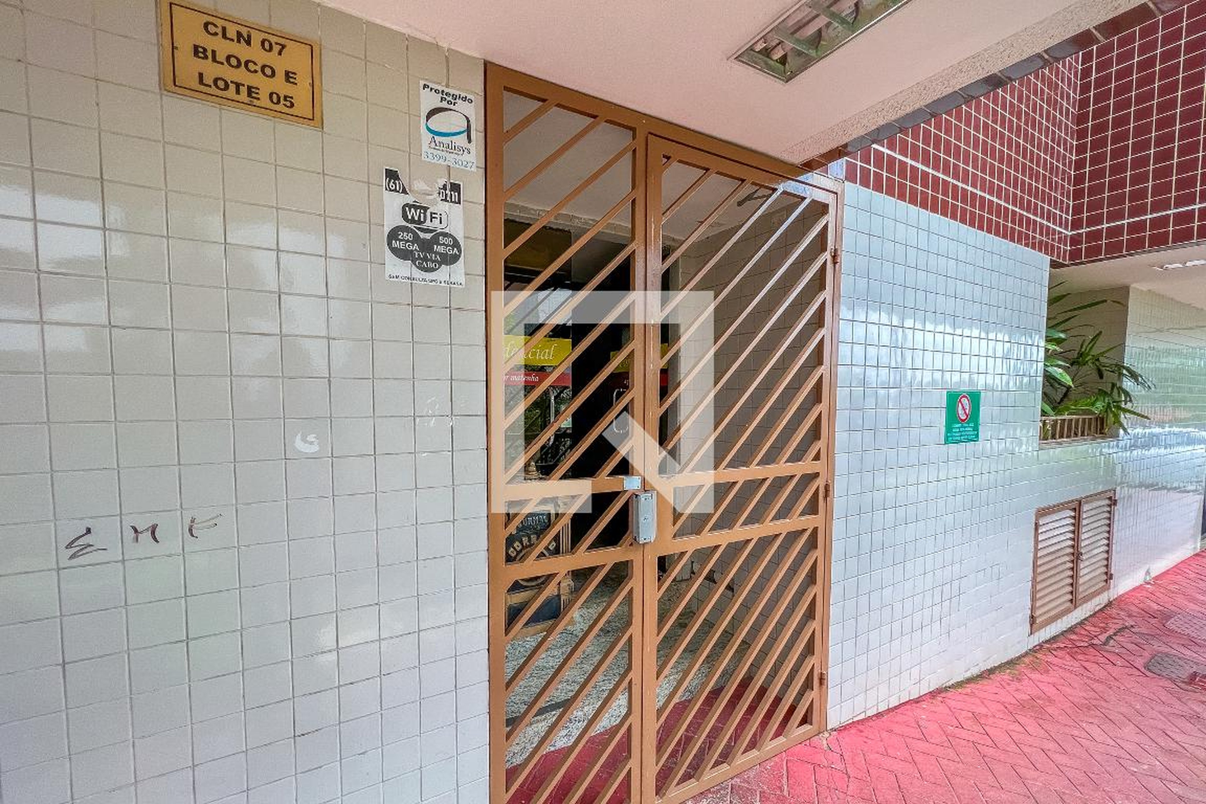 Entrada do Prédio Condomínio em CLN 7 Bloco E, 5