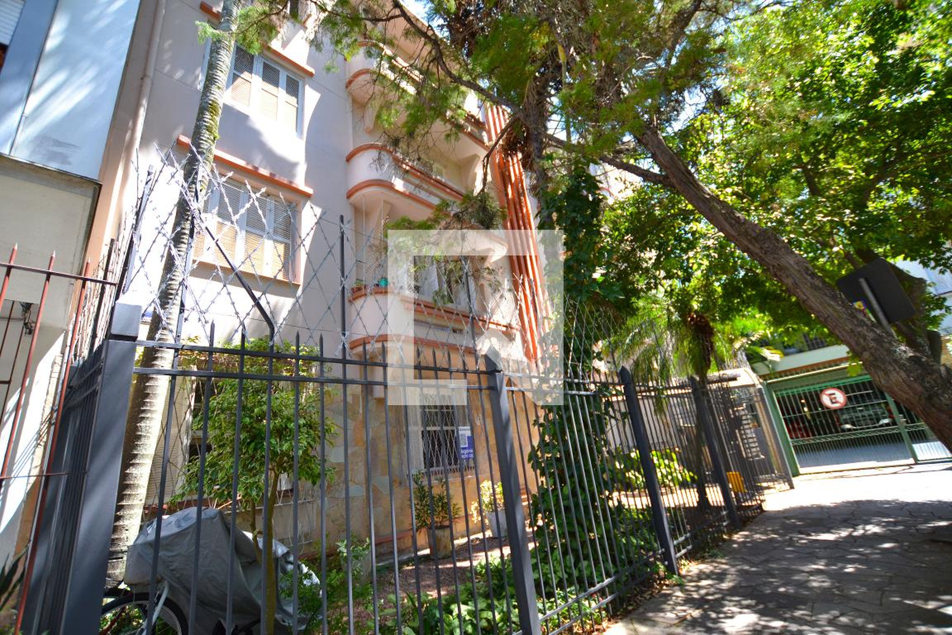 Fachada Condomínio em Rua Sofia Veloso, 128