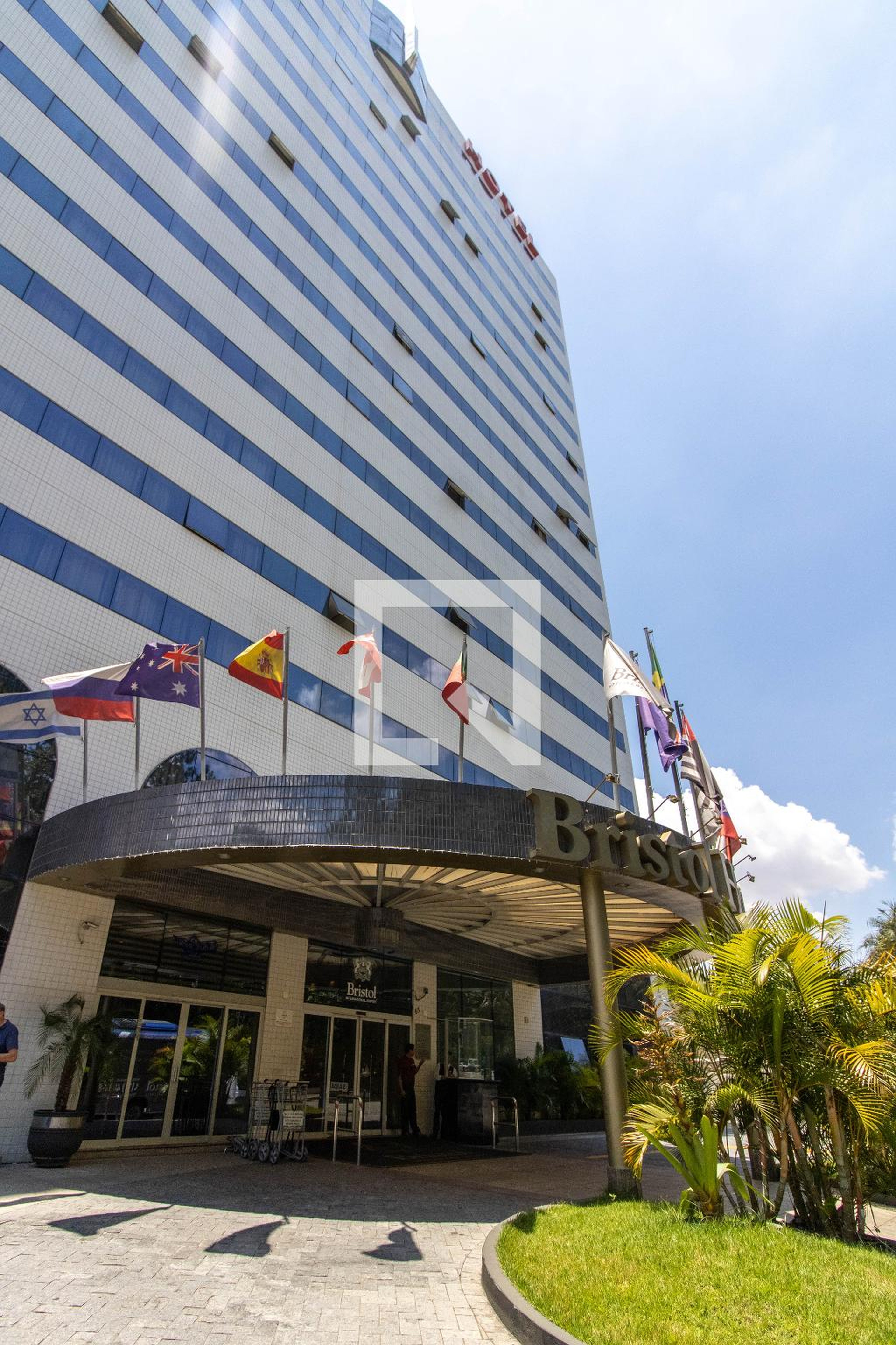 Fachada Condomínio Bristol International Hotel