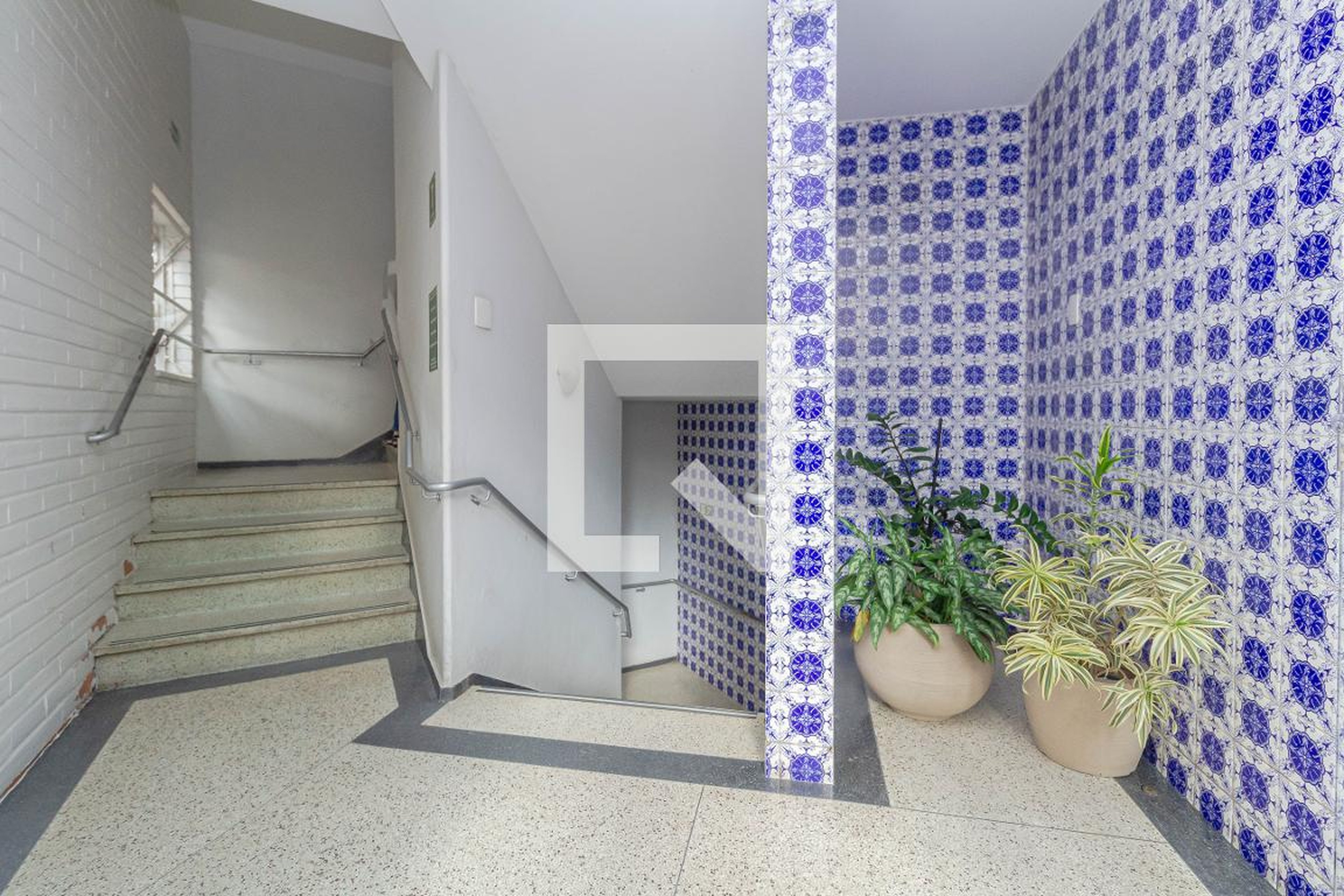 Hall de entrada Condomínio em Rua Jacuí, 476