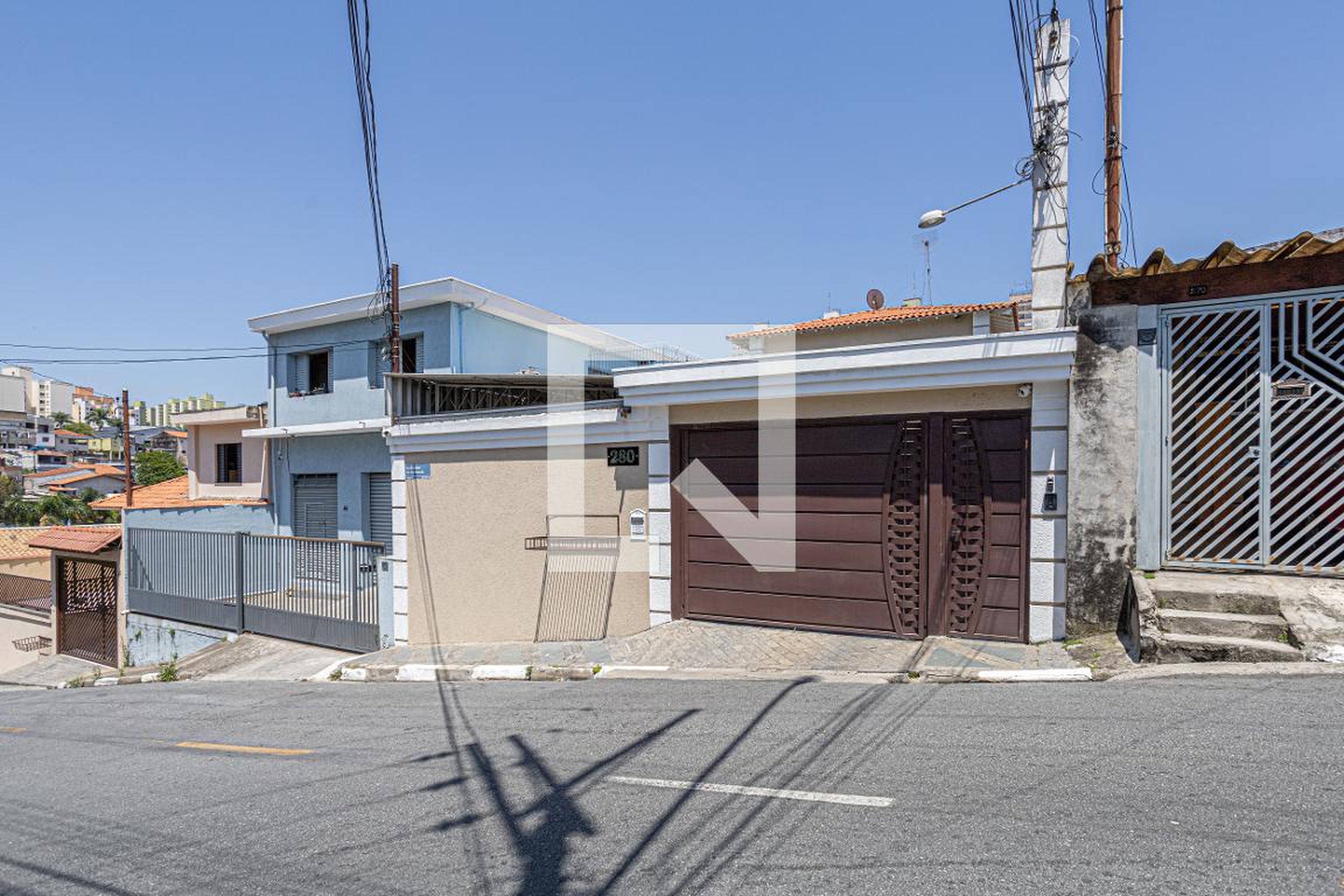 Fachada Condomínio em Rua Deodate Pereira Rezende, 280