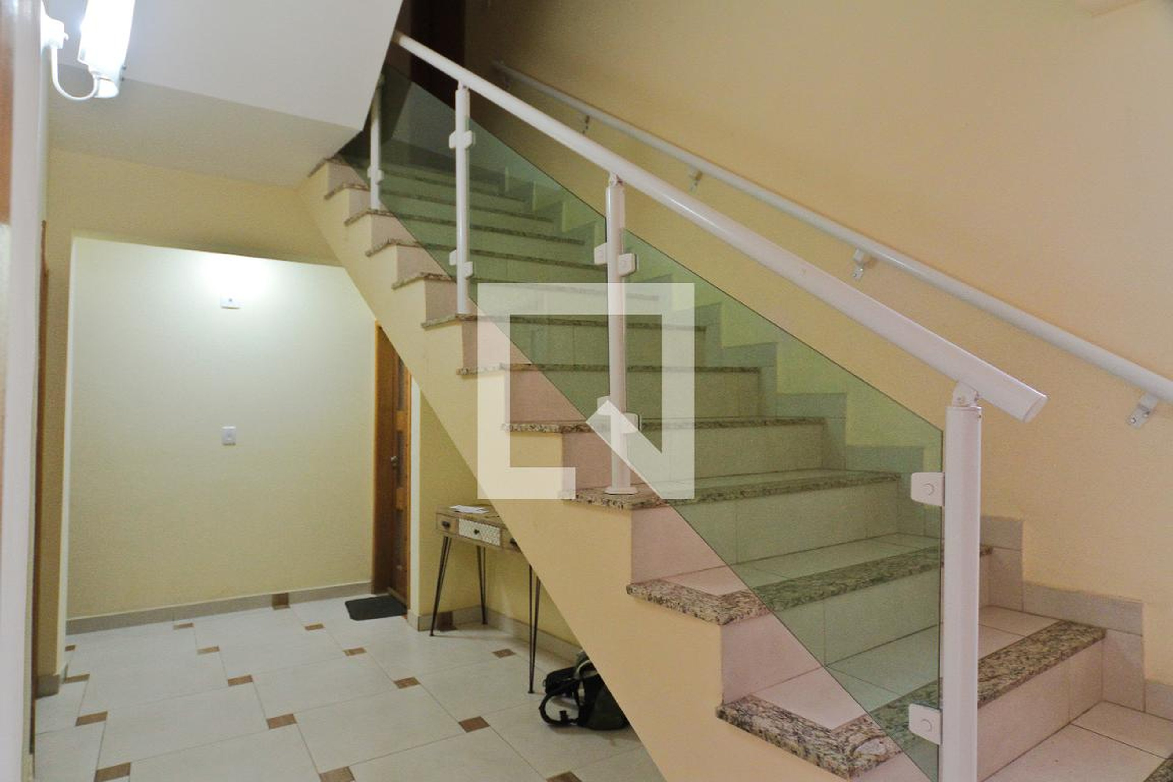 Hall - Karina