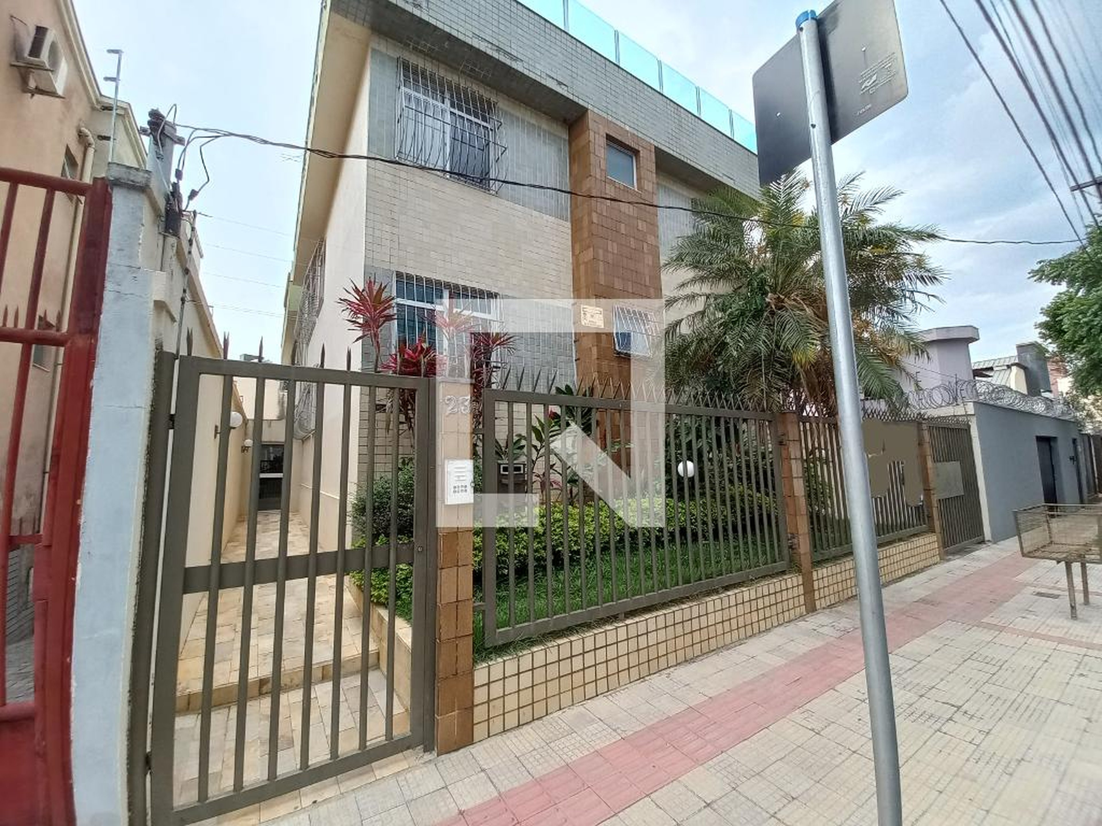 Fachada Condomínio em Rua Adauto Feitosa, 23