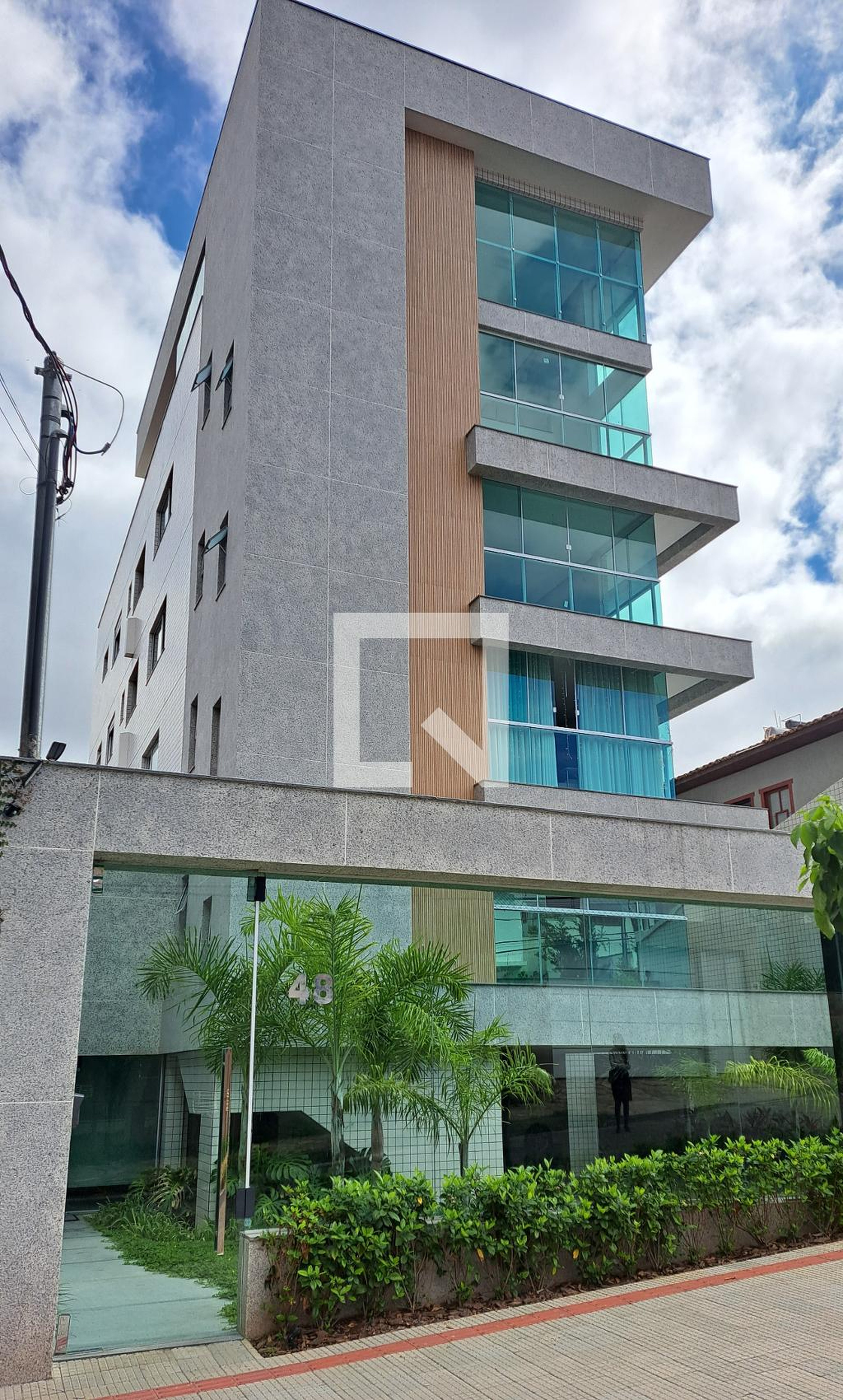 Fachada Condomínio em Rua Castelo Moura, 48