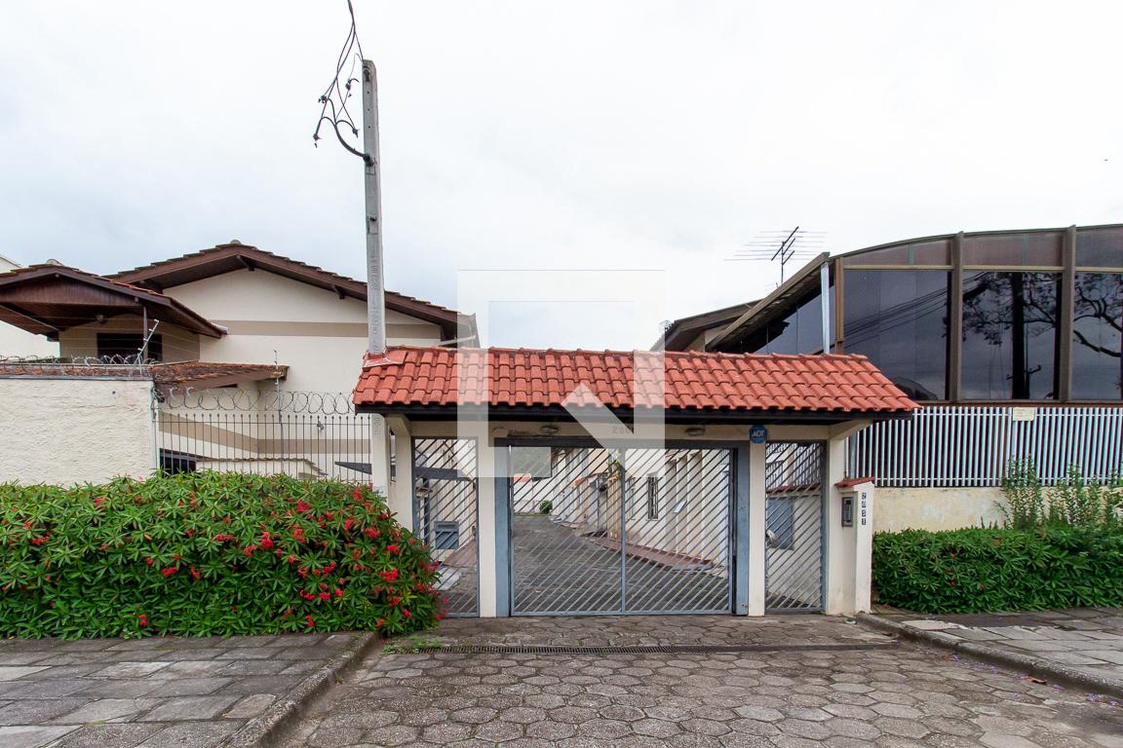 Fachada Condomínio em Rua Salvador Ferrante, 2051