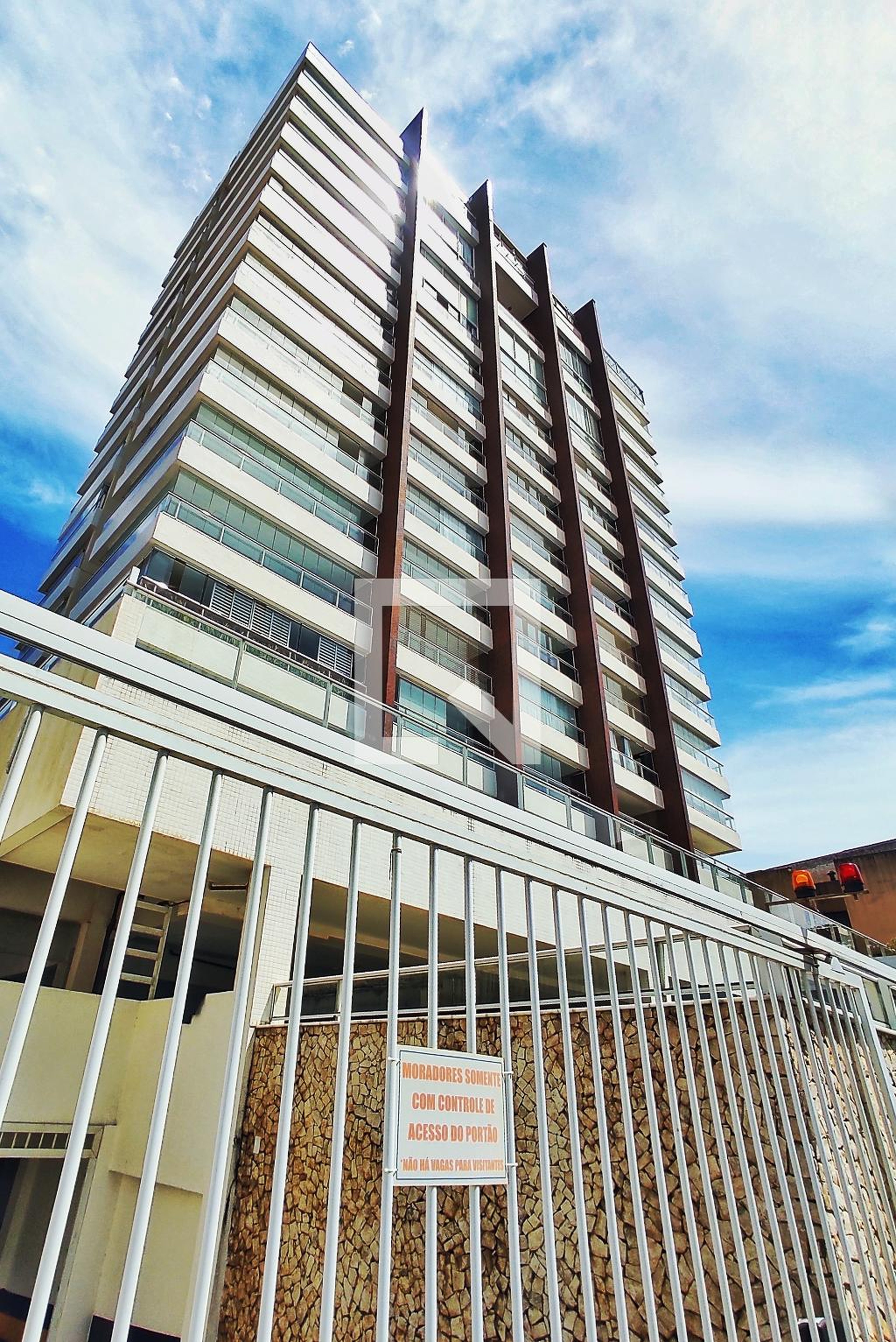 Fachada do Condomínio Condomínio Seven Residence