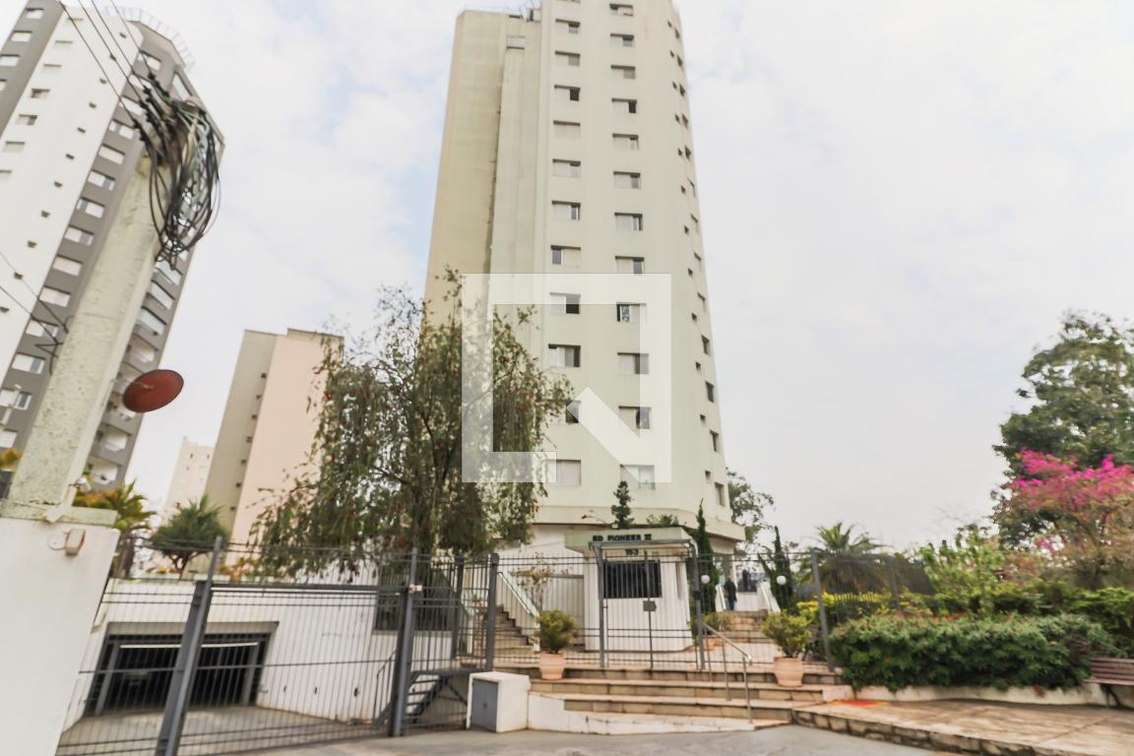 Fachada do Condomínio Condomínio Pioneer III