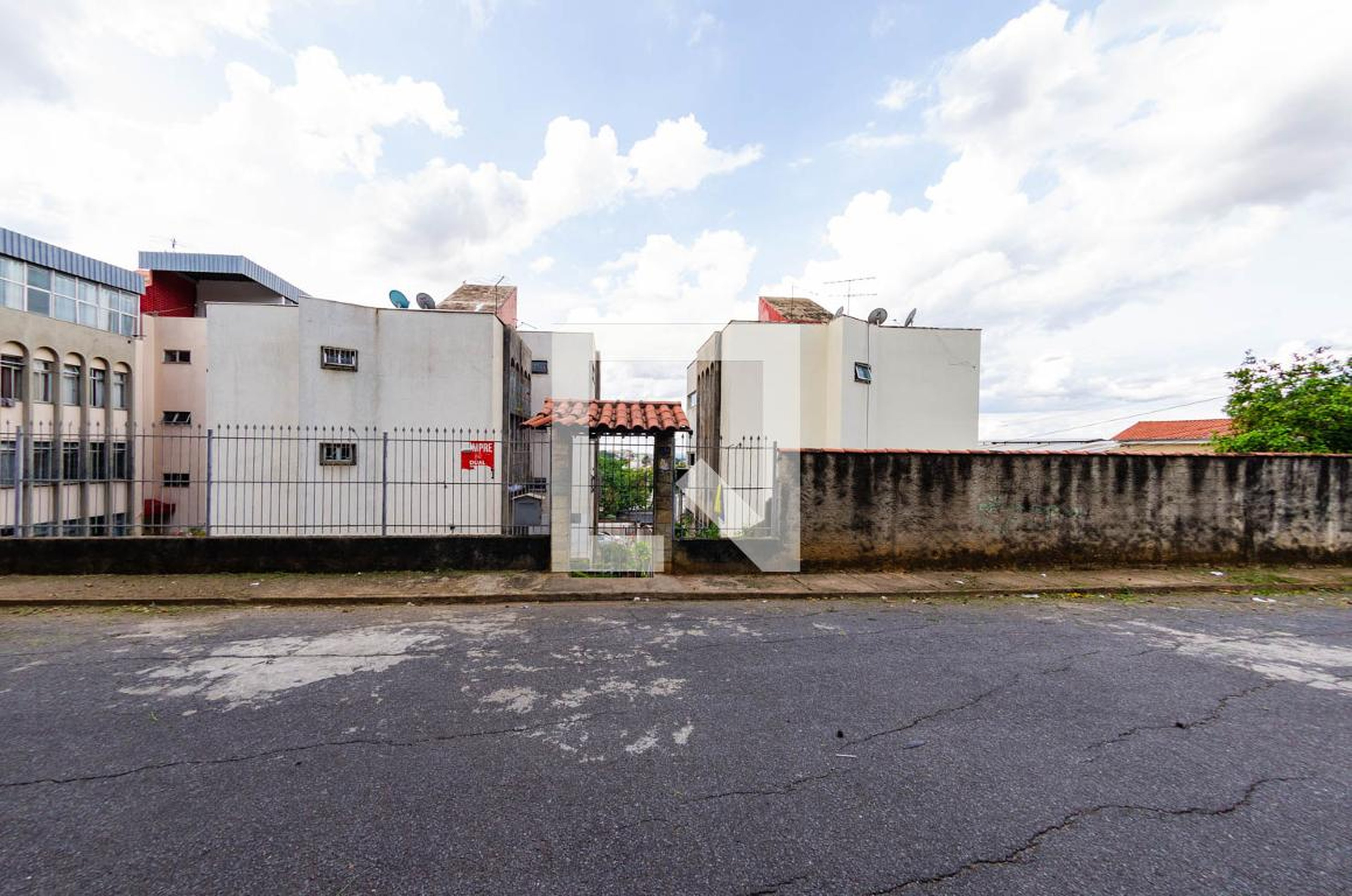 Fachada Condomínio em Rua Manoel Aramuni, 239