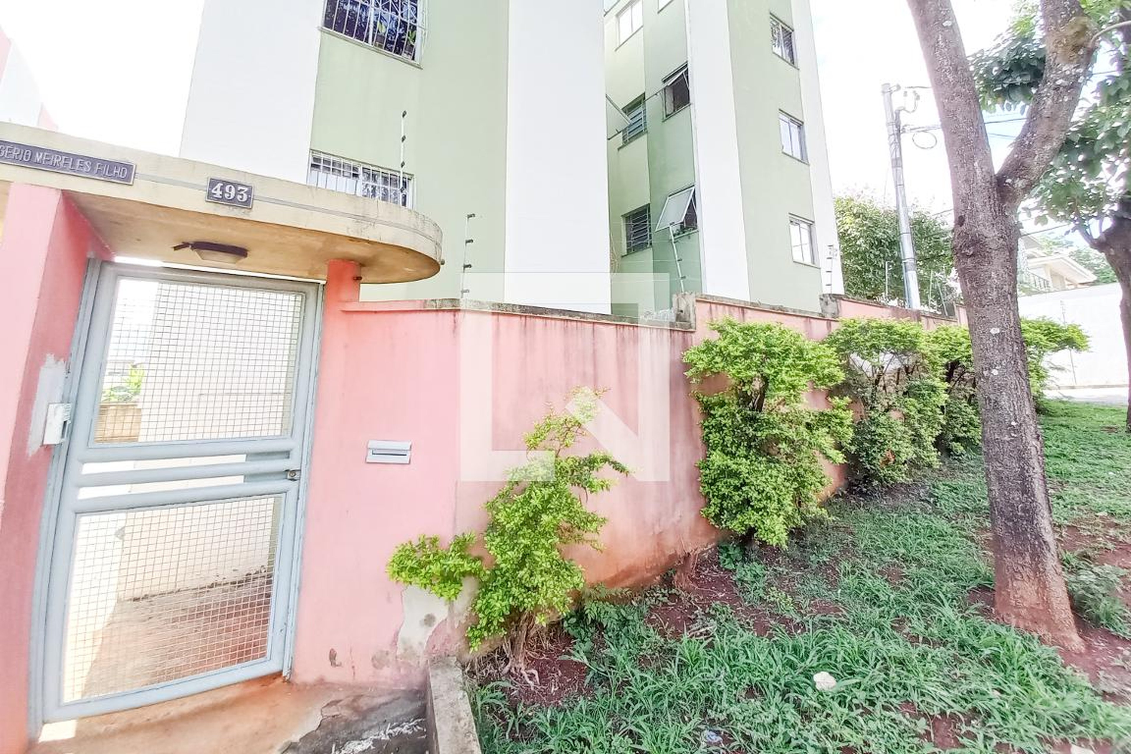 Fachada Condomínio em Rua Farmacêutico Raul Machado, 493