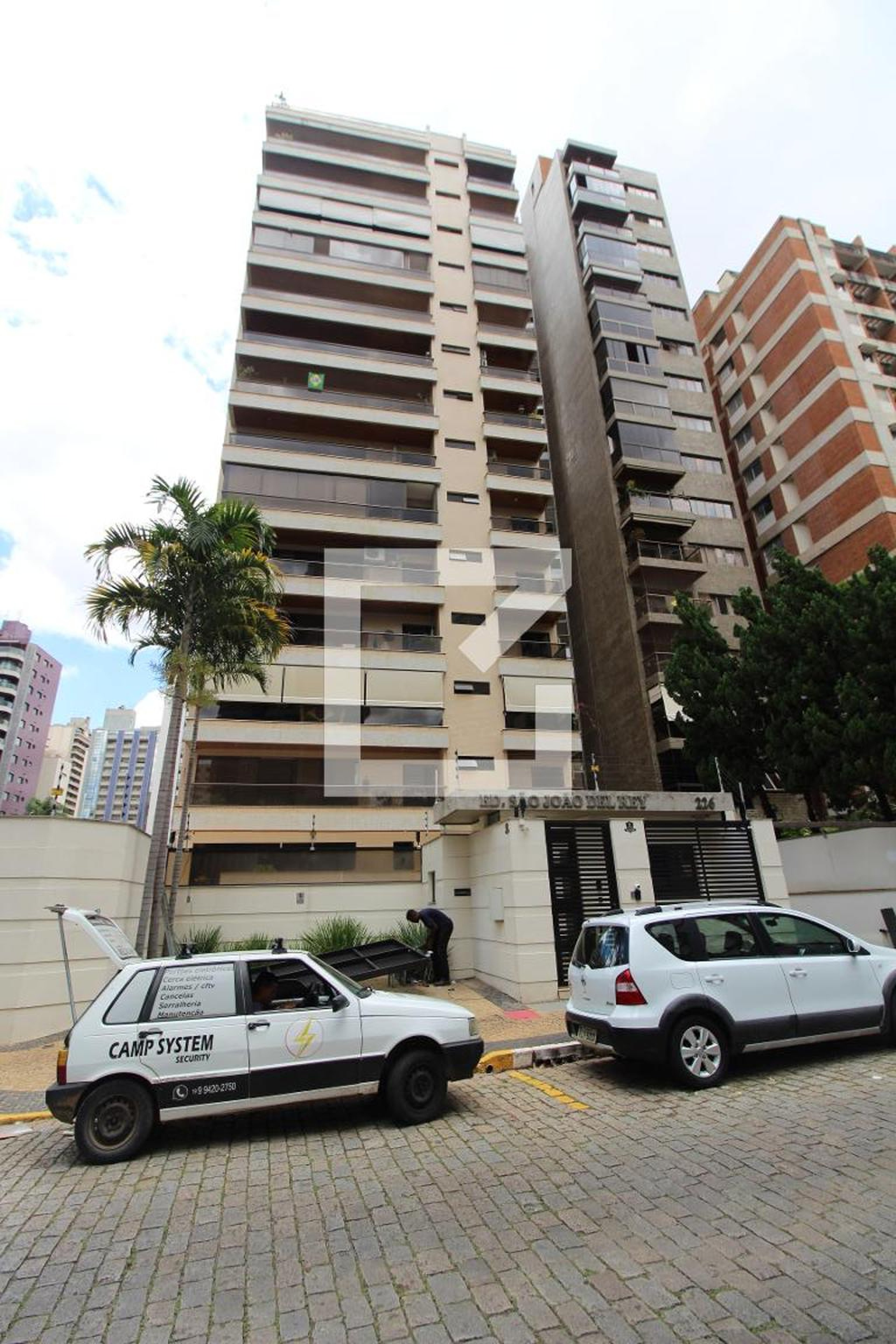 Fachada Condomínio em Rua Dona Presciliana Soares, 226