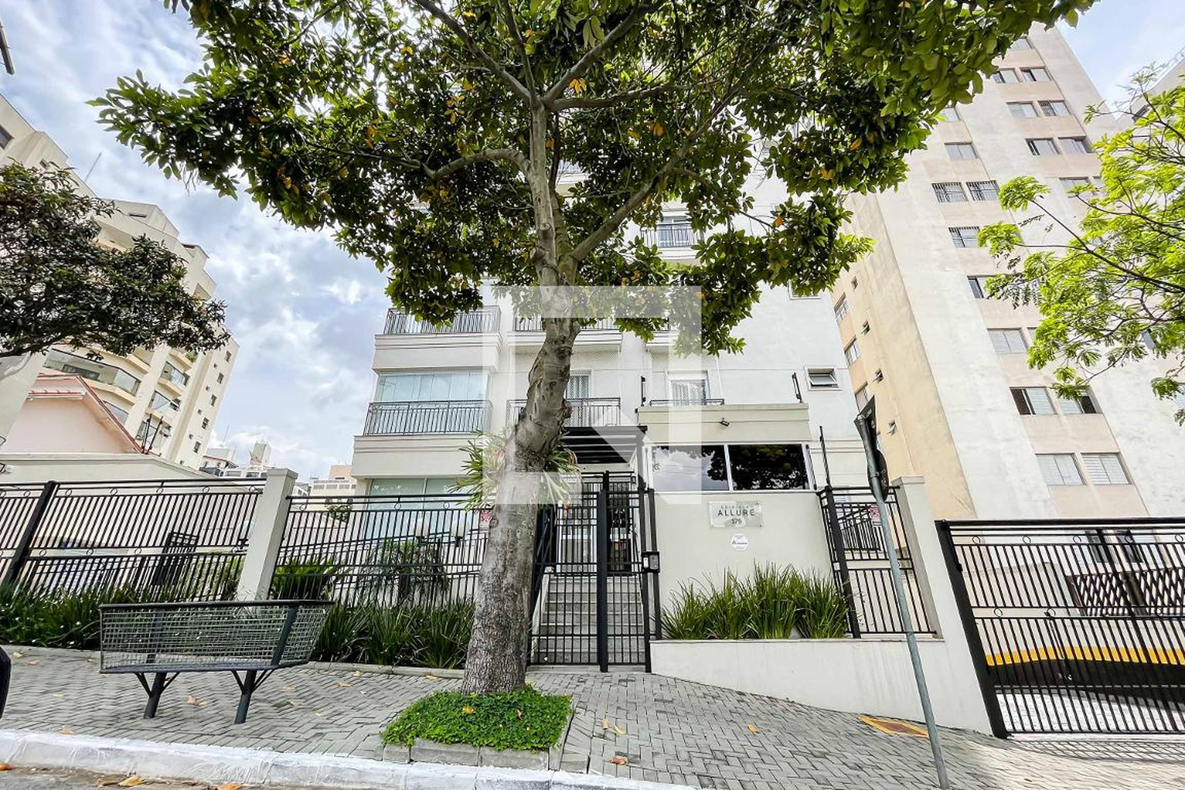 Fachada Condomínio em Rua Aureliano Leal, 175