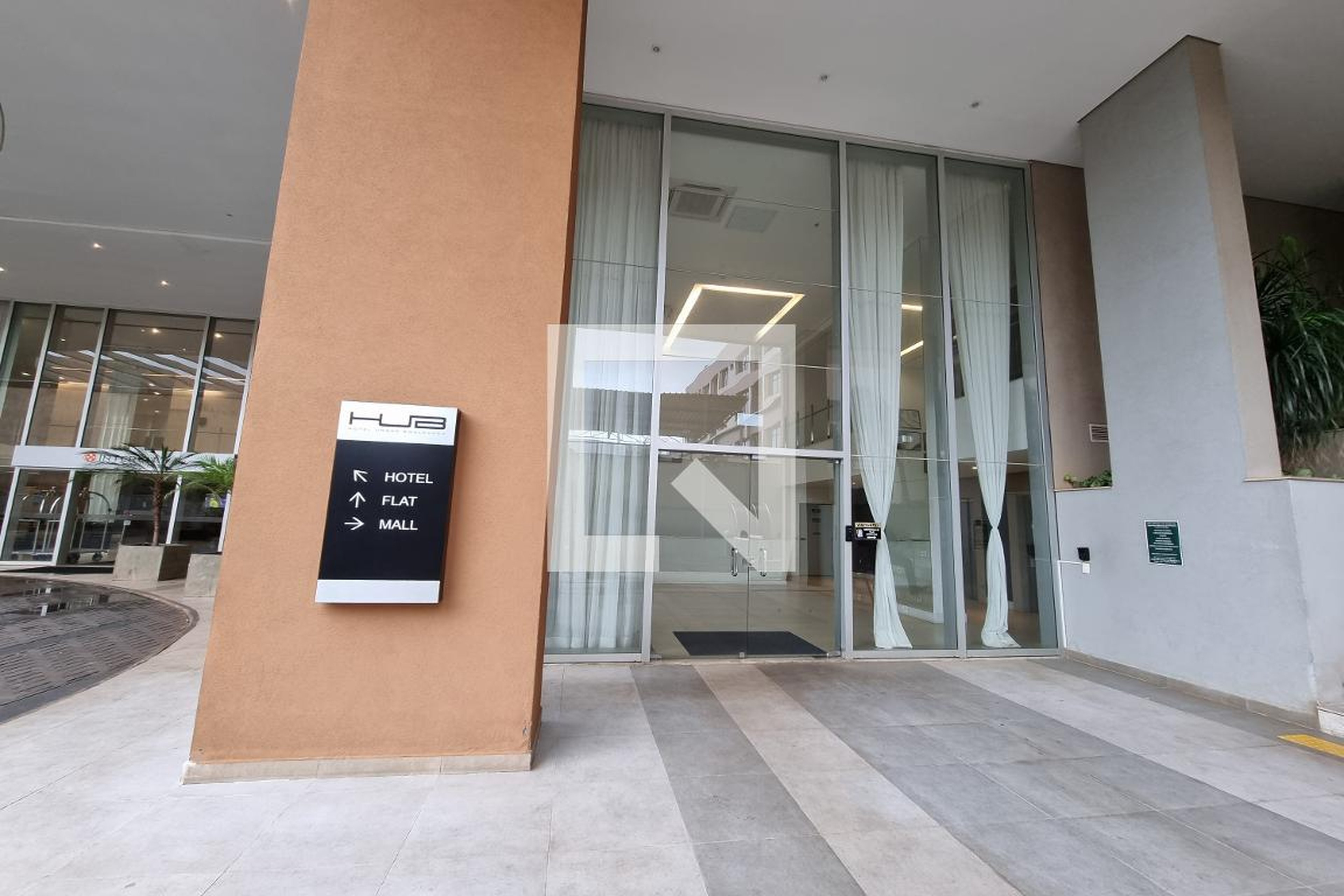 Entrada do Prédio - HUB Long Stay