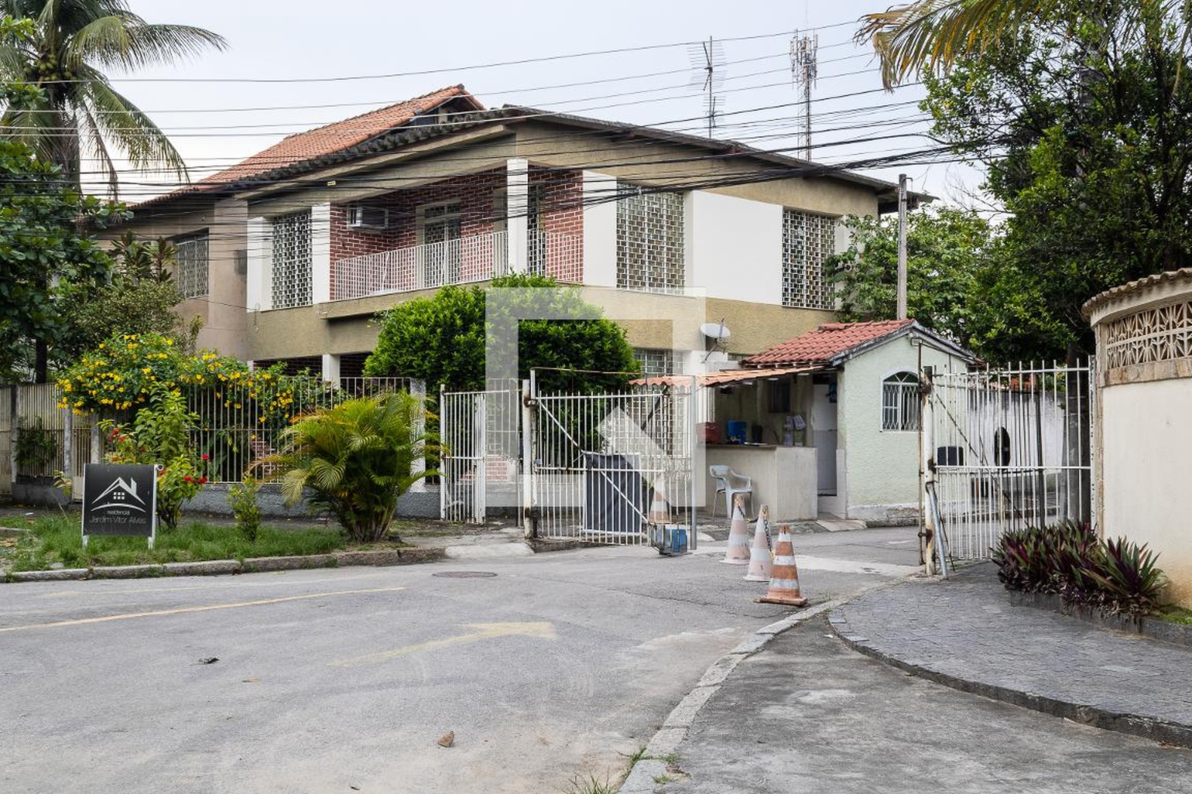 Fachada do Condomínio Condomínio em Rua Pompílio da Rocha, 40