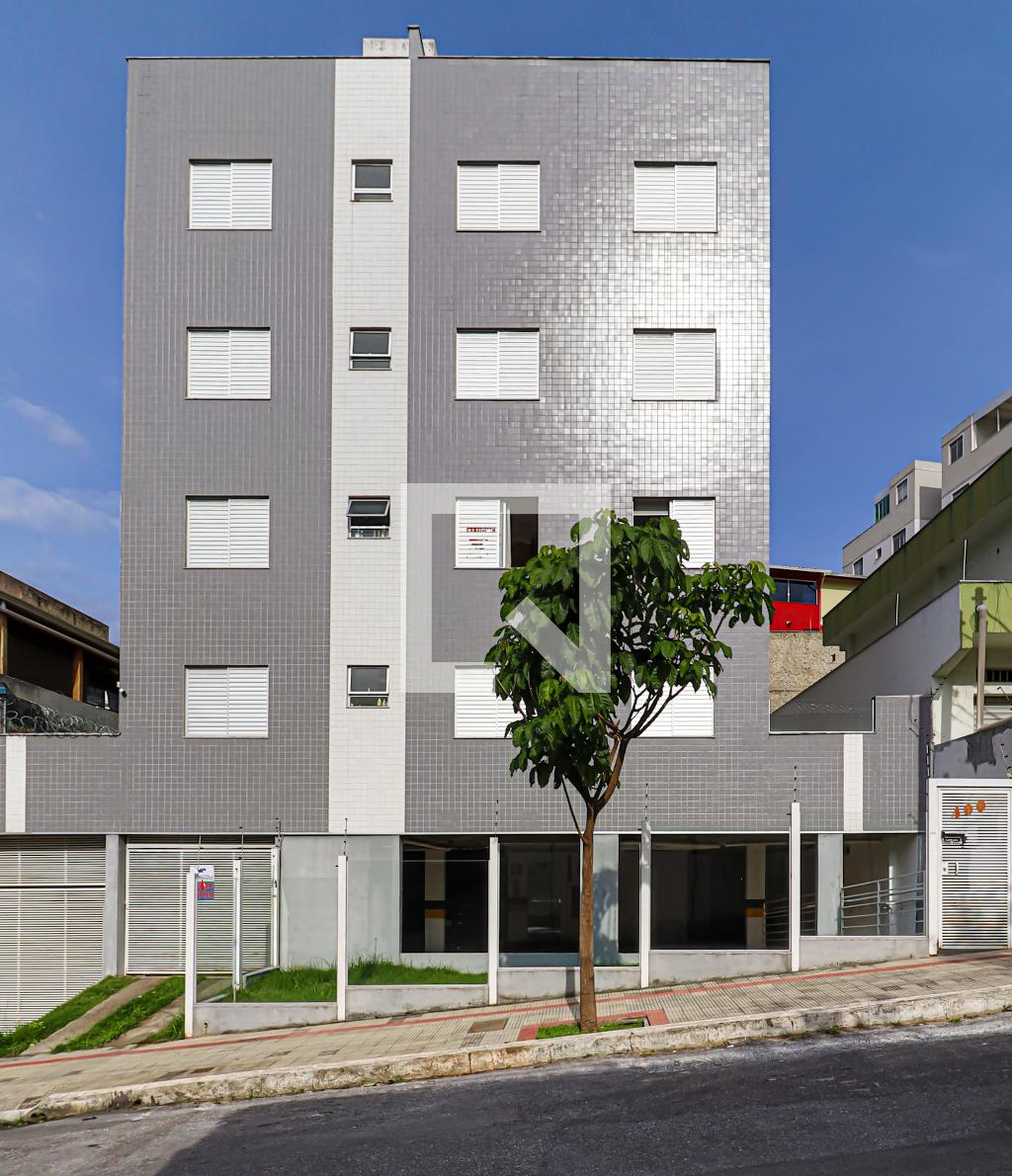 Fachada Condomínio em Rua Democrata, 140