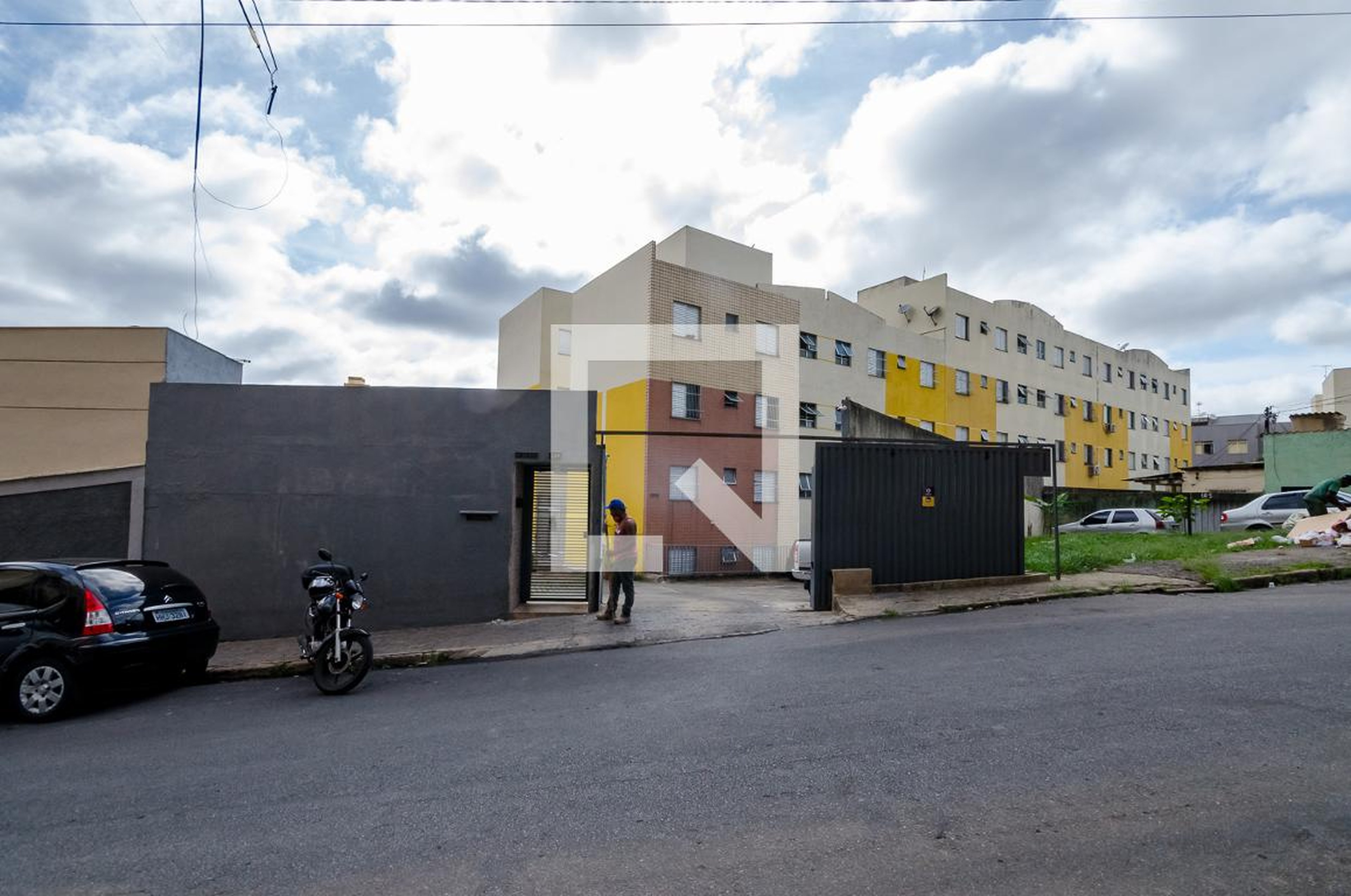 Fachada Condomínio em Rua Boturobi, 1