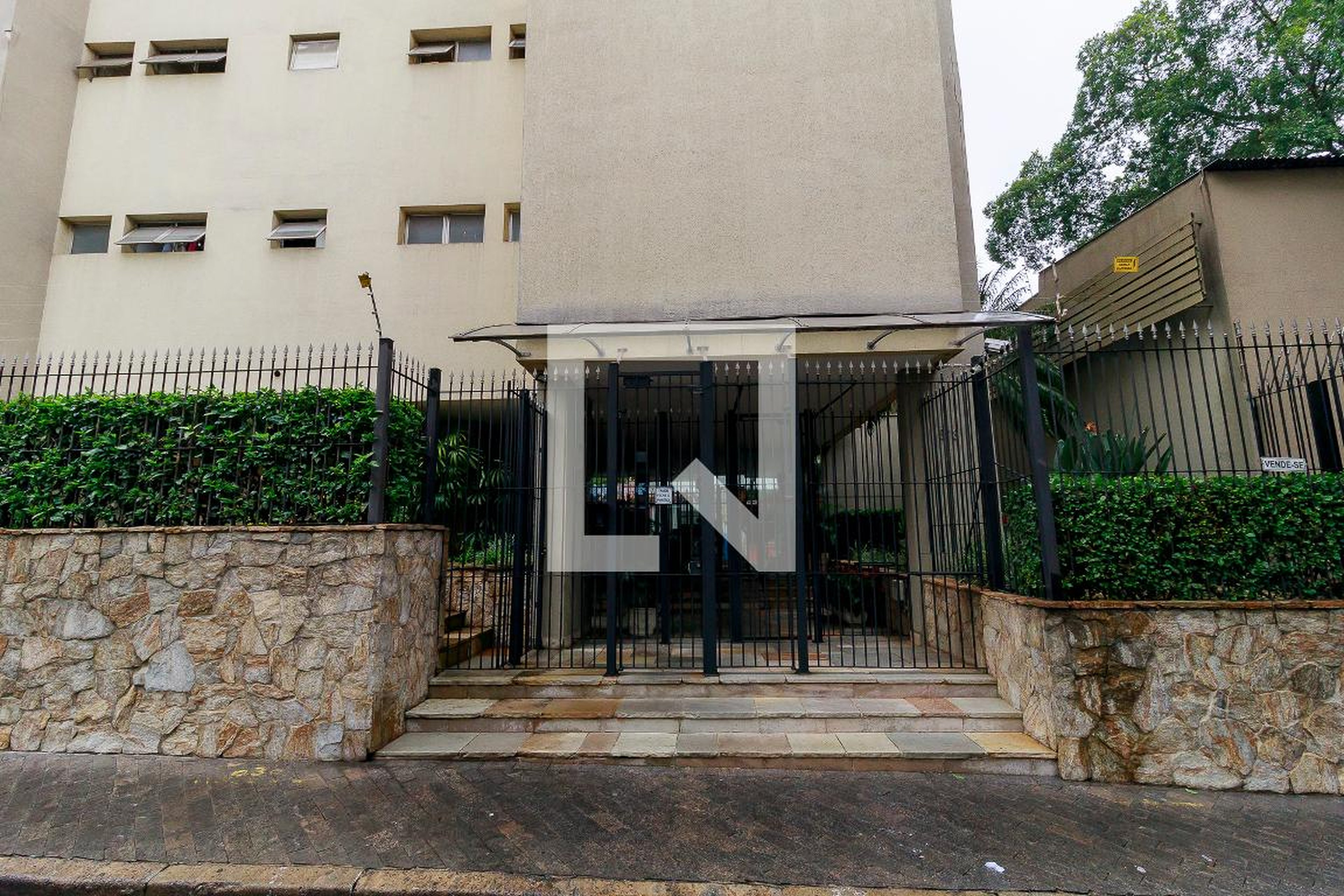 Fachada Condomínio em Rua Vieira de Morais, 570