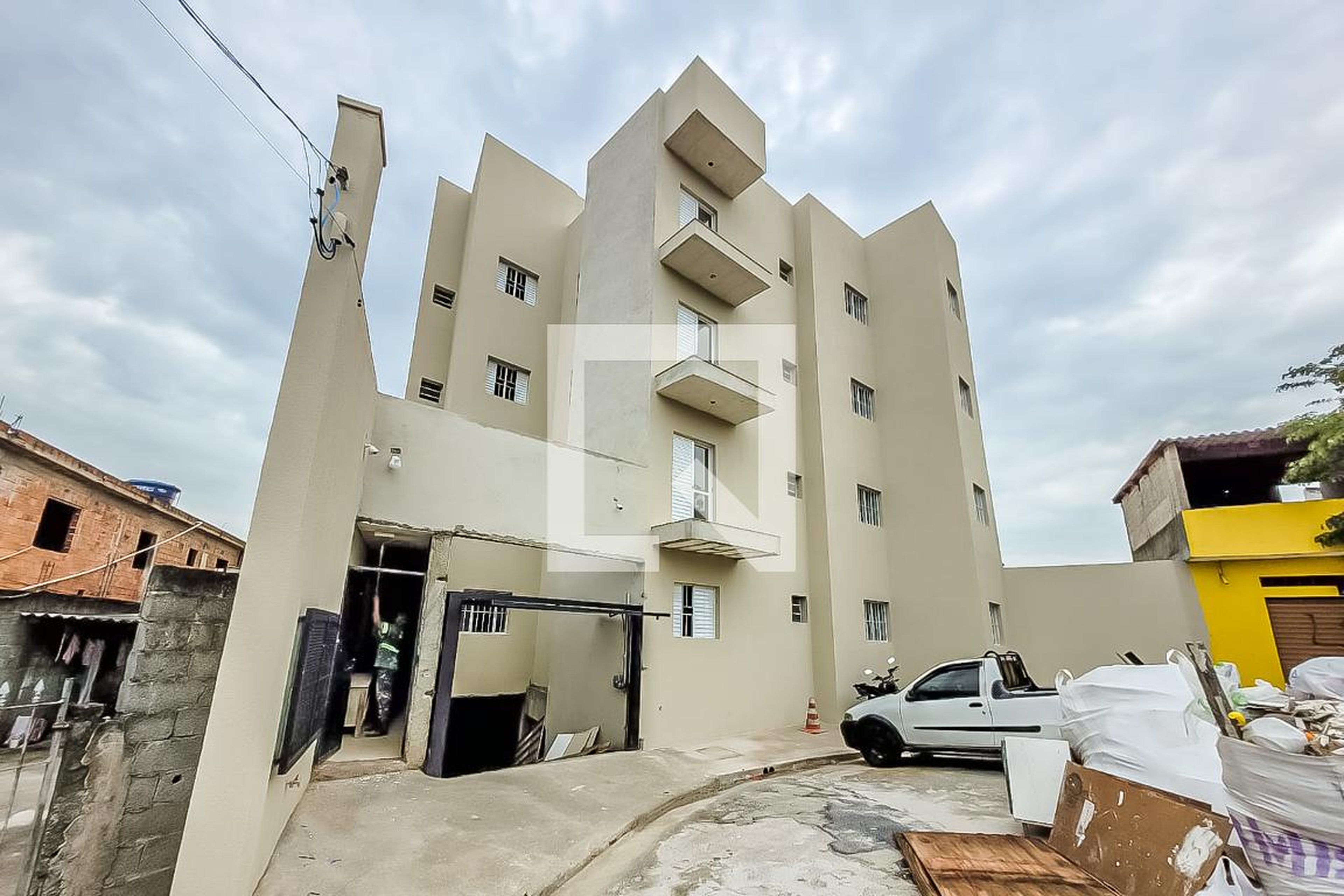 Fachada Condomínio em Rua José Lusa, 43