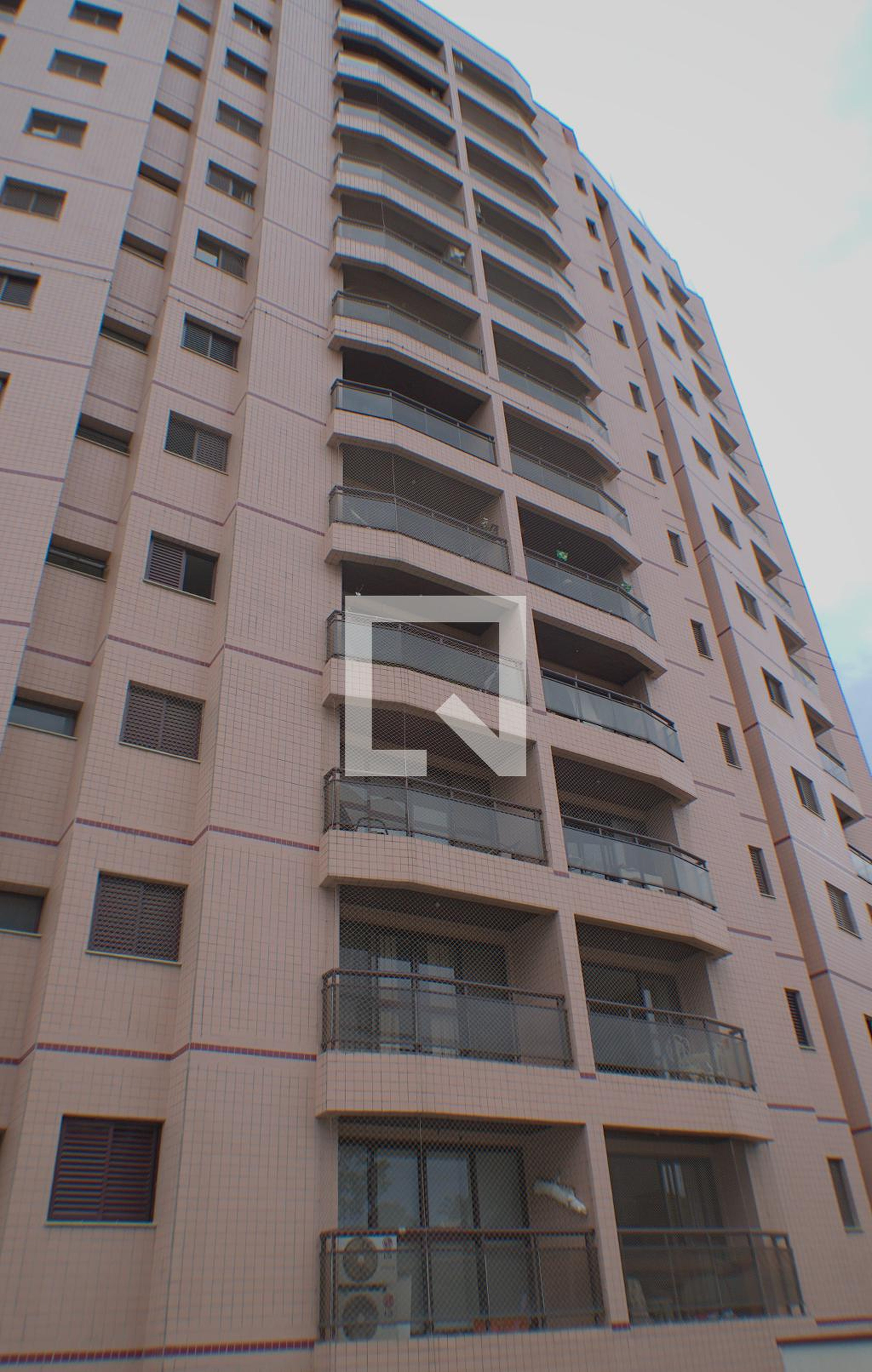 Fachada Condomínio em Rua Serra dos Itatins, 70